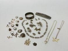 COLLECTION OF VINTAGE JEWELLERY TO INCLUDE SILVER BUCKLE BRACELET, SILVER TO INCLUDE BADGES,