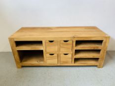 A HARDWOOD ACACIA LOW LEVEL ENTERTAINMENT STAND, FOUR CENTRAL DRAWERS FLANKED BY SHELVES - W 151CM.