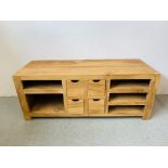 A HARDWOOD ACACIA LOW LEVEL ENTERTAINMENT STAND, FOUR CENTRAL DRAWERS FLANKED BY SHELVES - W 151CM.