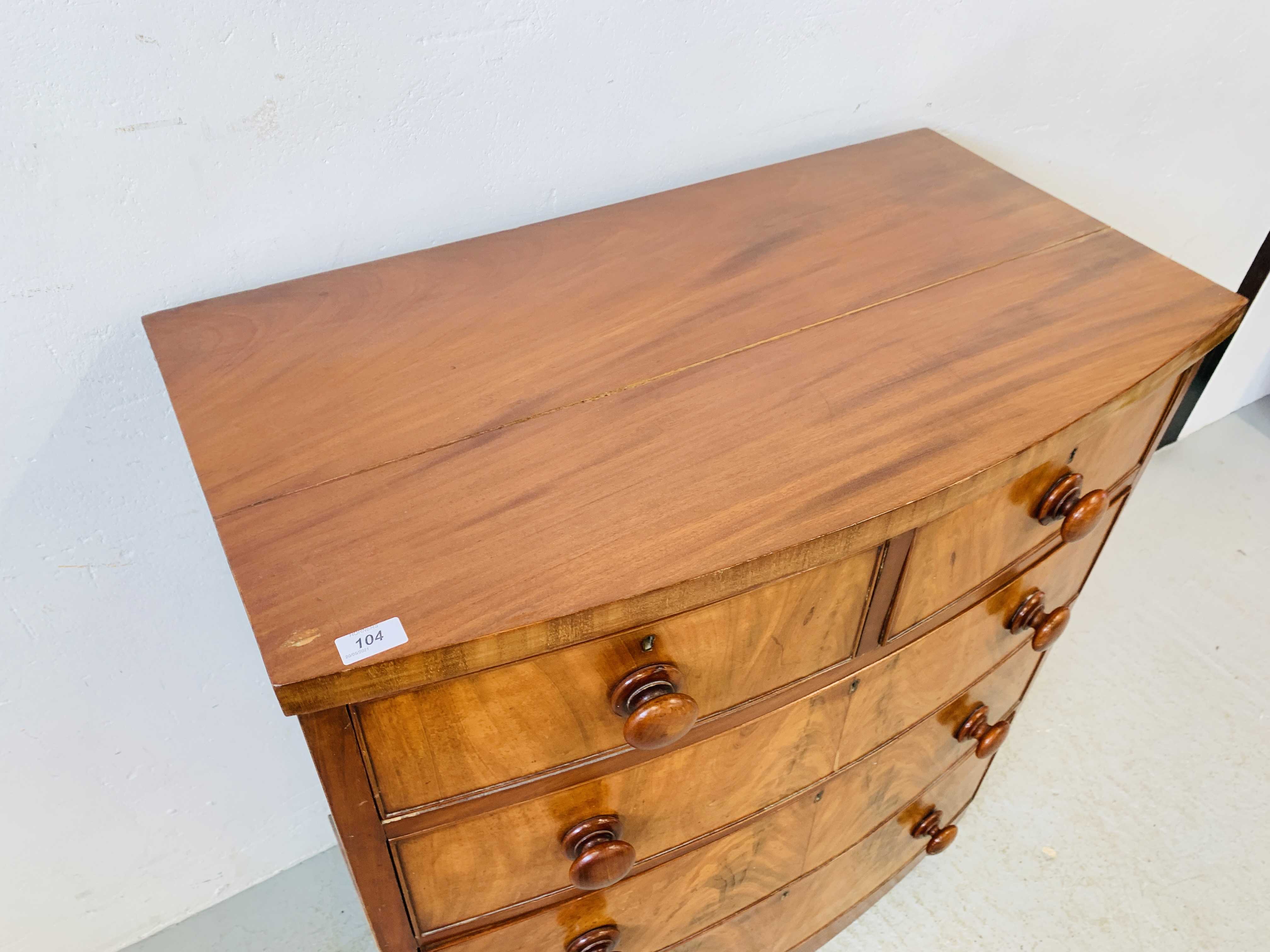 A MAHOGANY TWO OVER THREE BOW FRONTED CHEST OF DRAWERS - W 88CM. D 49CM. H 103CM. - Image 5 of 11