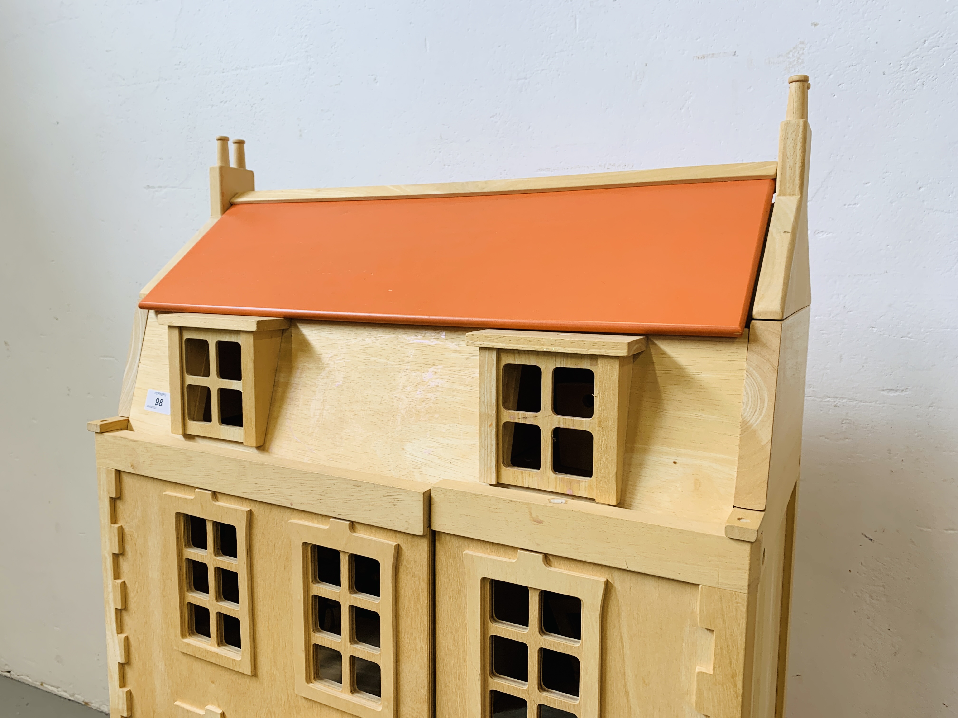 A GEORGIAN STYLE MODERN FOUR STOREY DOLLS HOUSE WITH FURNISHINGS AND FIGURES - W 64CM. D 34CM. - Image 4 of 8