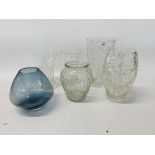 5 X VARIOUS CLEAR GLASS VASES TO INCLUDE CUT GLASS + PALE BLUE GLASS DESIGNER VASE (SMALL RIM CHIP)