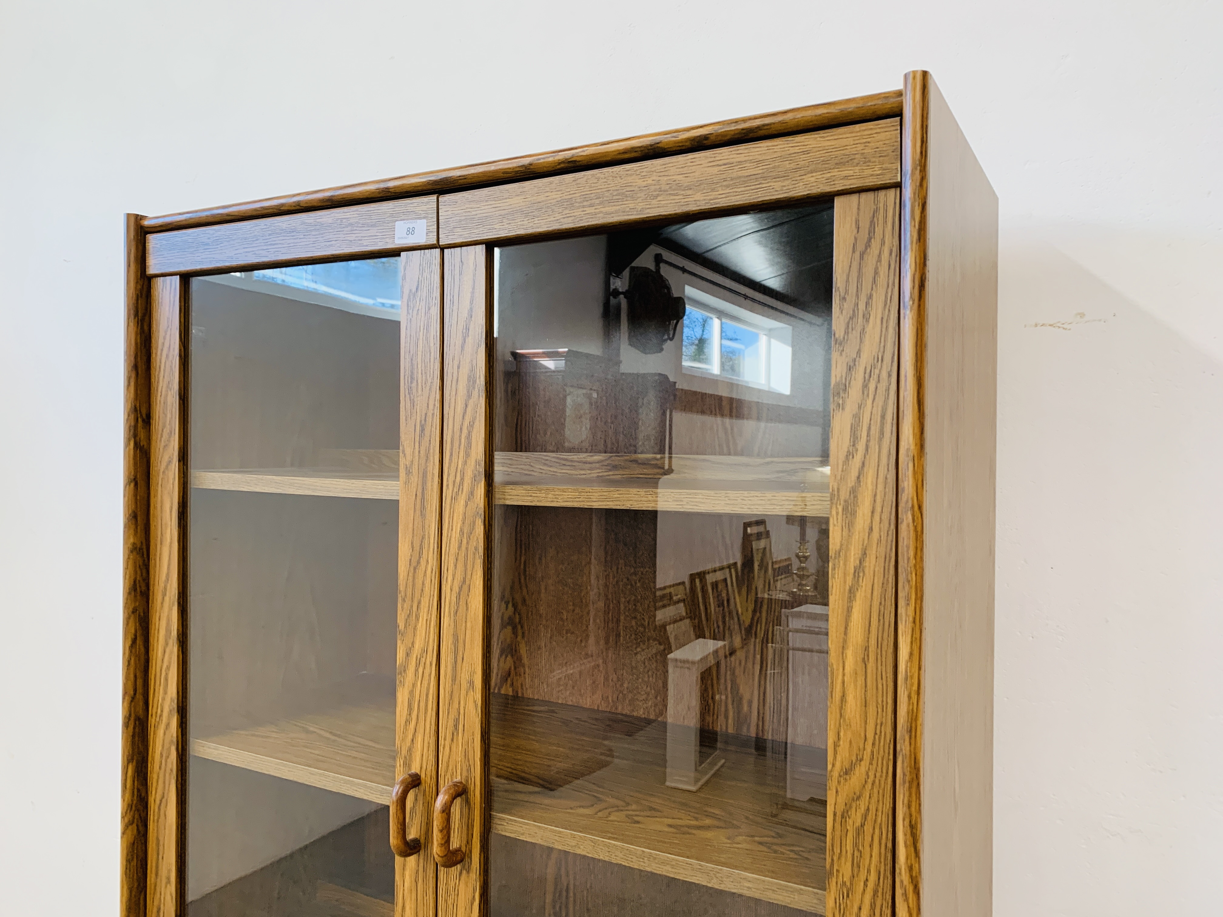 AN OAK EFFECT FINISH PART GLAZED DISPLAY CABINET - W 91CM. D 40CM. H 182CM. - Image 3 of 6