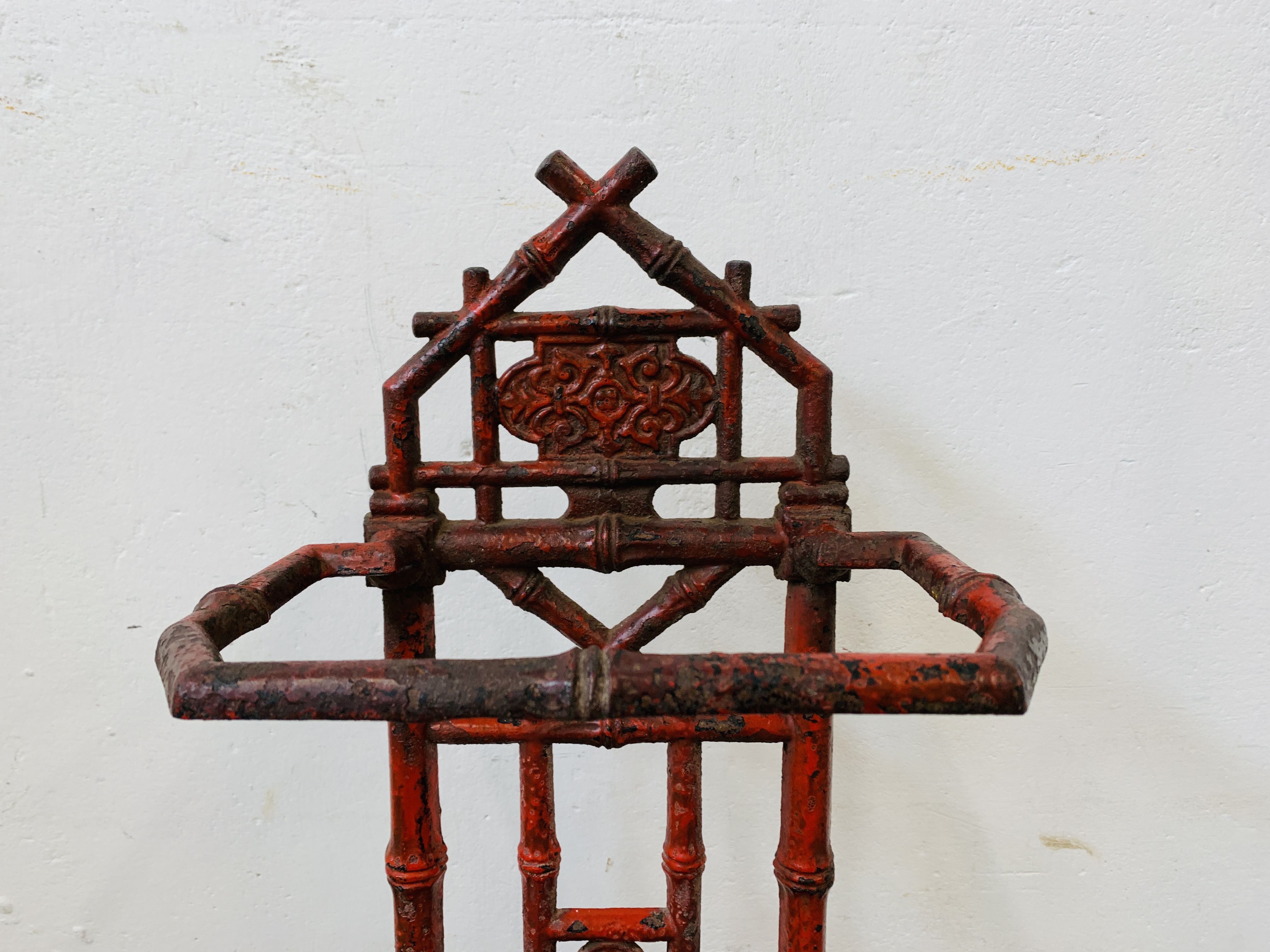 ANTIQUE CAST IRON UMBRELLA STAND - BAMBOO DESIGN (FLAKED RED PAINT) H 70CM. - Image 3 of 6