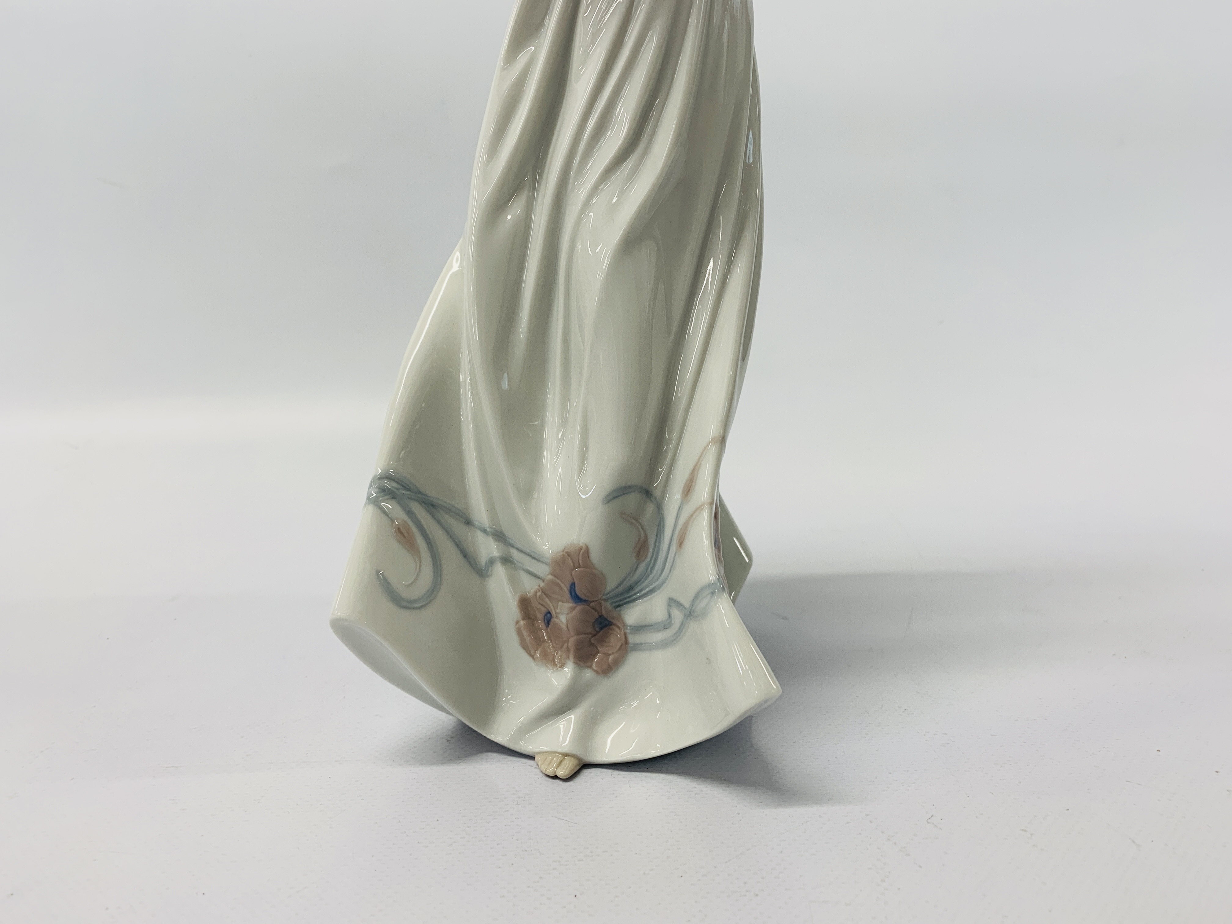 LLADRO FIGURINE 6777 "BUTTERFLY TREASURES" 32 CM. - Image 6 of 7