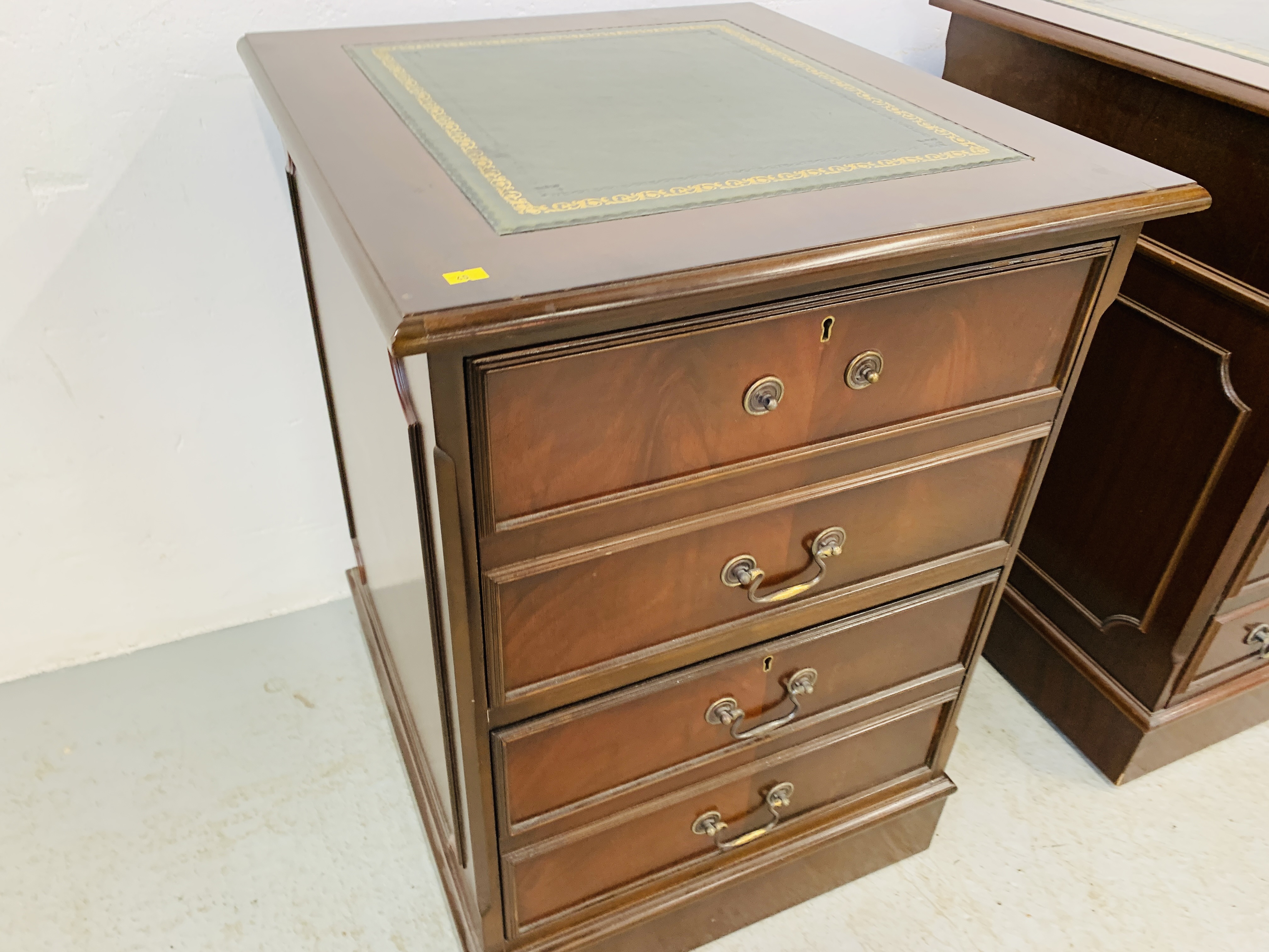 A REPRODUCTION MAHOGANY FINISH NINE DRAWER KNEE HOLE DESK WITH GREEN TOOLED LEATHER INSERT TO TOP - Image 12 of 14