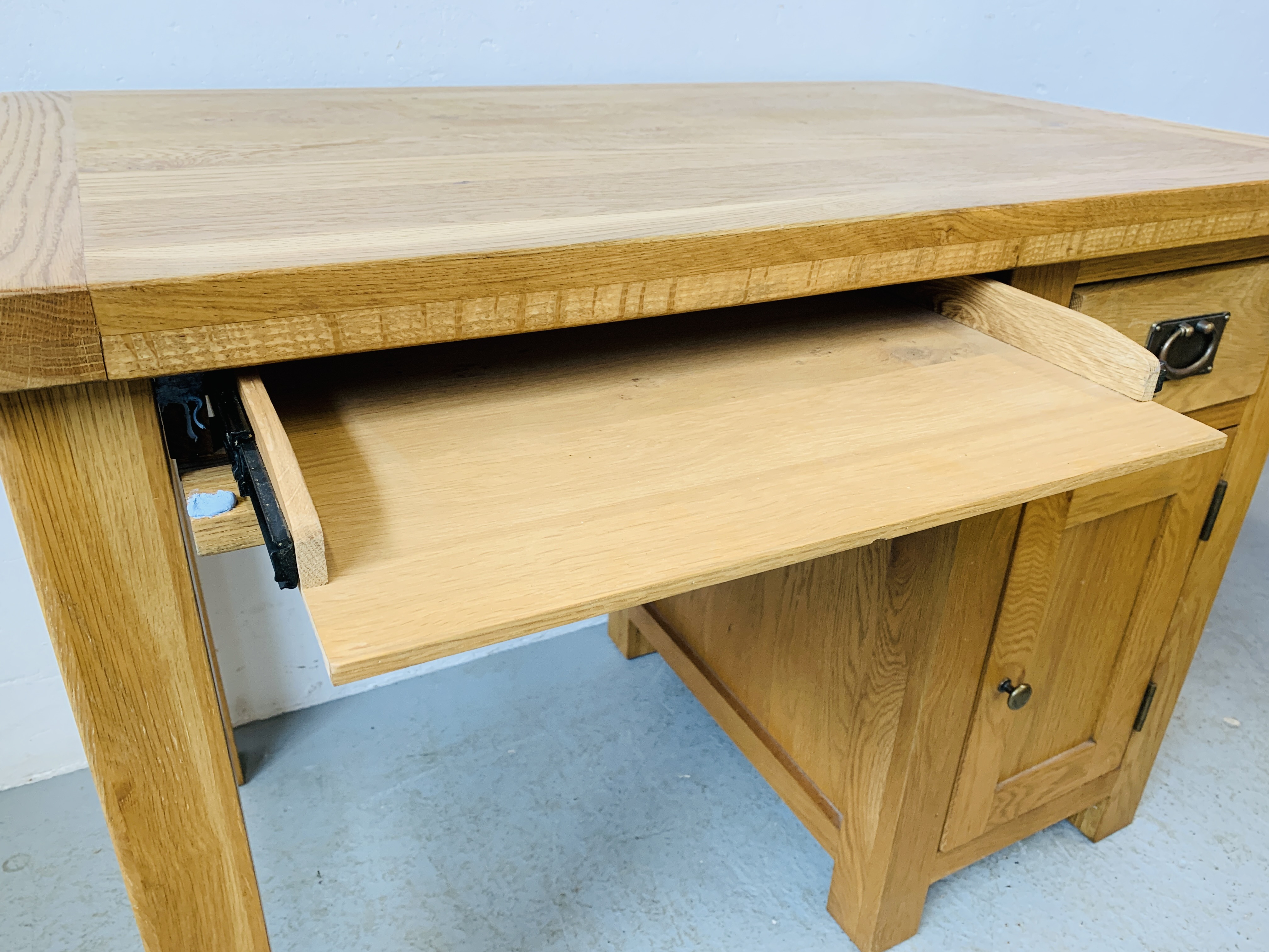 A MODERN LIGHT OAK SINGLE PEDESTAL COMPUTER DESK - W 110CM. D 65CM. H 80CM. - Image 7 of 9