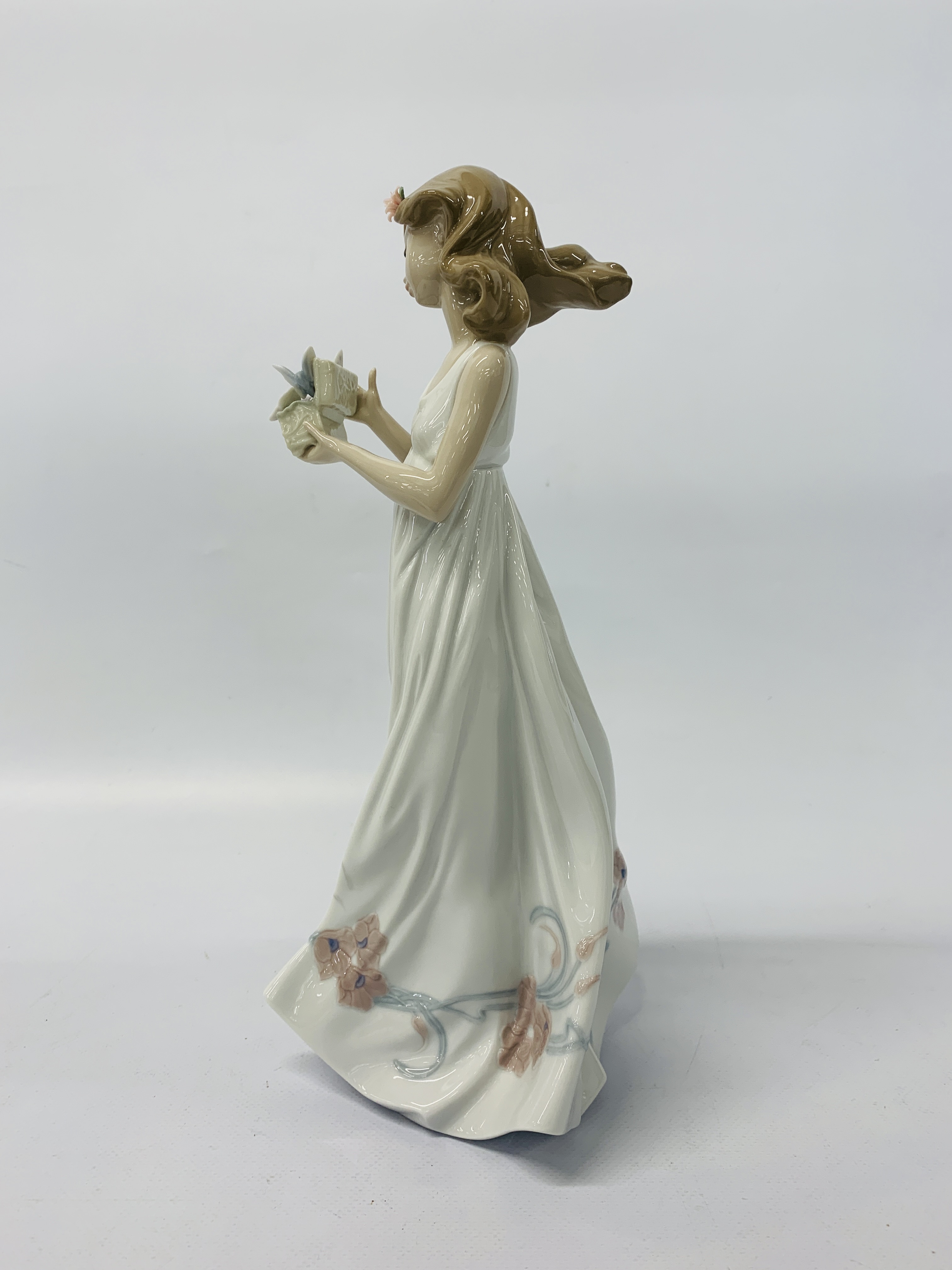 LLADRO FIGURINE 6777 "BUTTERFLY TREASURES" 32 CM. - Image 2 of 7