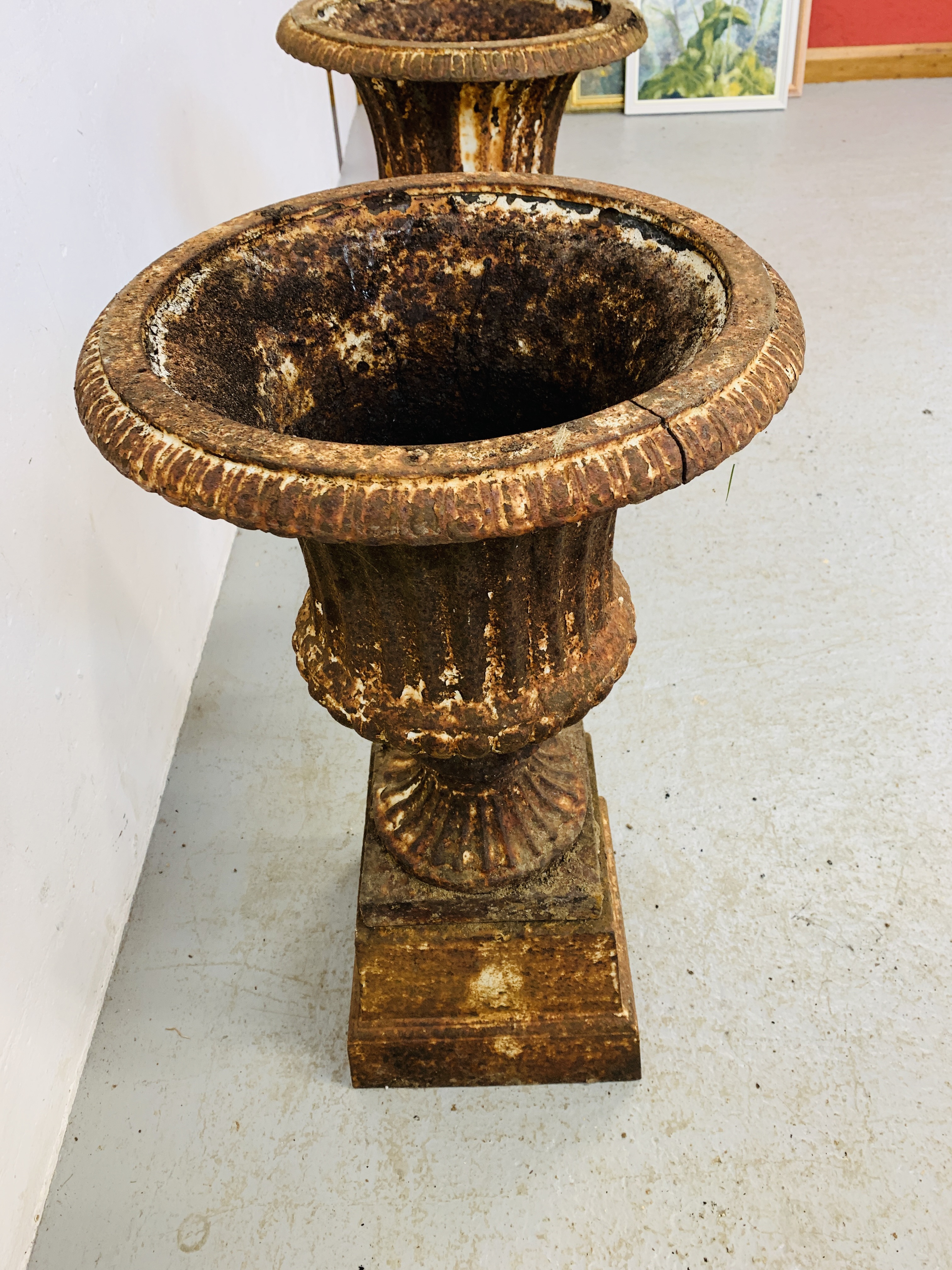 A PAIR OF CAST IRON TULIP SHAPE GARDEN URNS ON STANDS A/F CONDITION - OVERALL HEIGHT 68CM. - Image 8 of 13