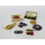 COLLECTION OF VINTAGE BROOCHES TO INCLUDE GOLD TONE CELTIC BROOCH, LEAF,