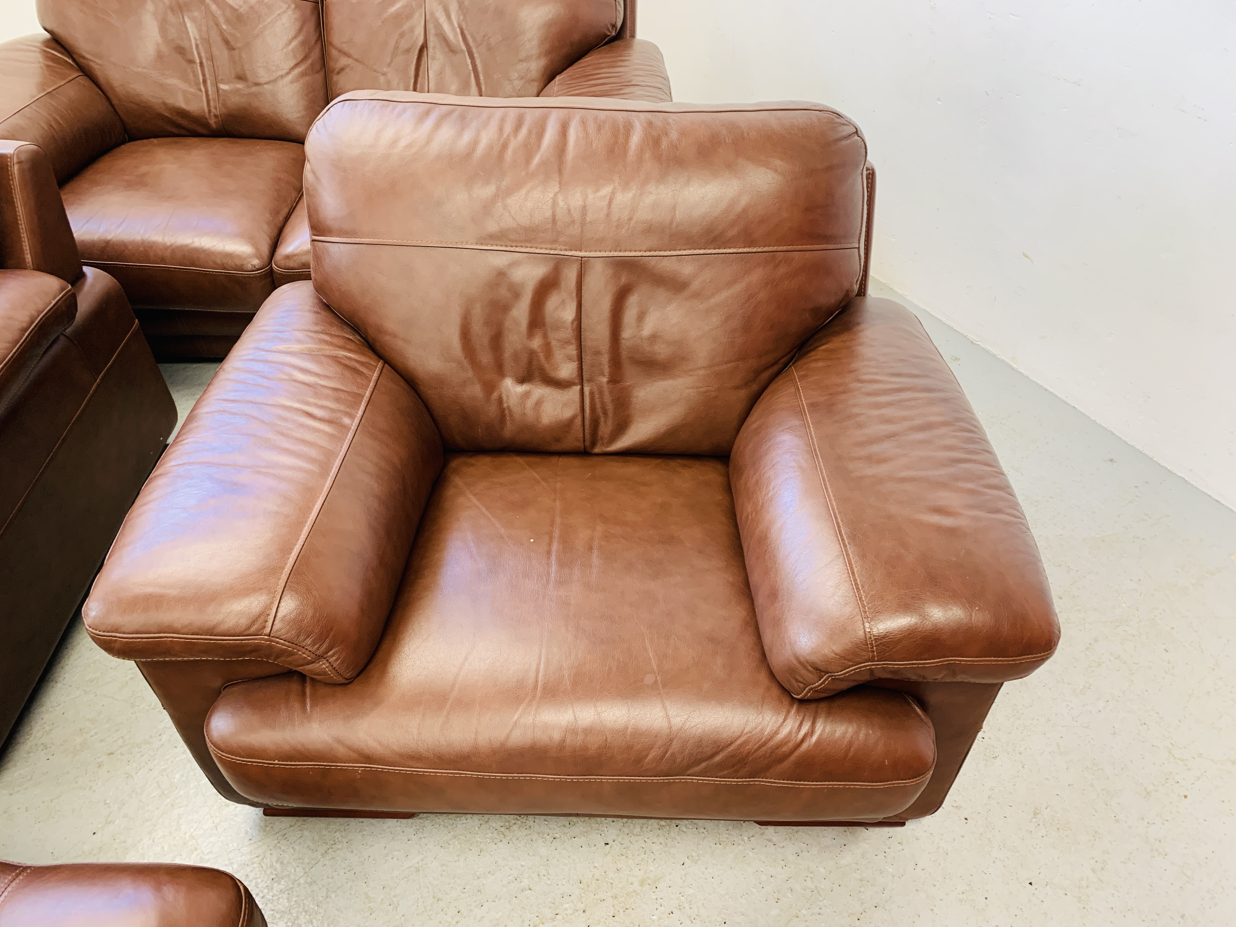 A GOOD QUALITY TAN LEATHER THREE PIECE LOUNGE SUITE WITH MATCHING POUFFE - Image 6 of 17