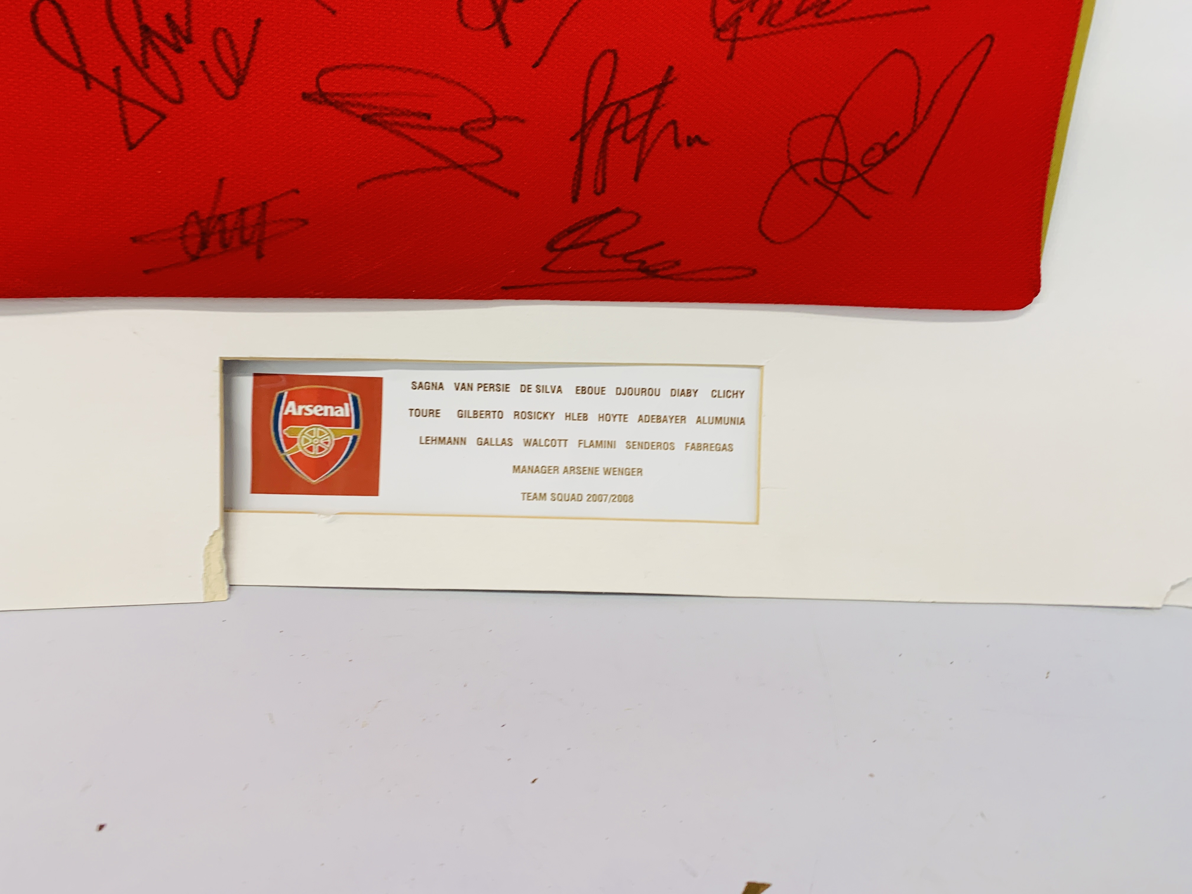 A MULTI SIGNED ARSENAL FOOTBALL SHIRT TEAM SQUAD 2007 / 2008 WITH CERTIFICATE AND FRAMED SIGNED - Image 10 of 13