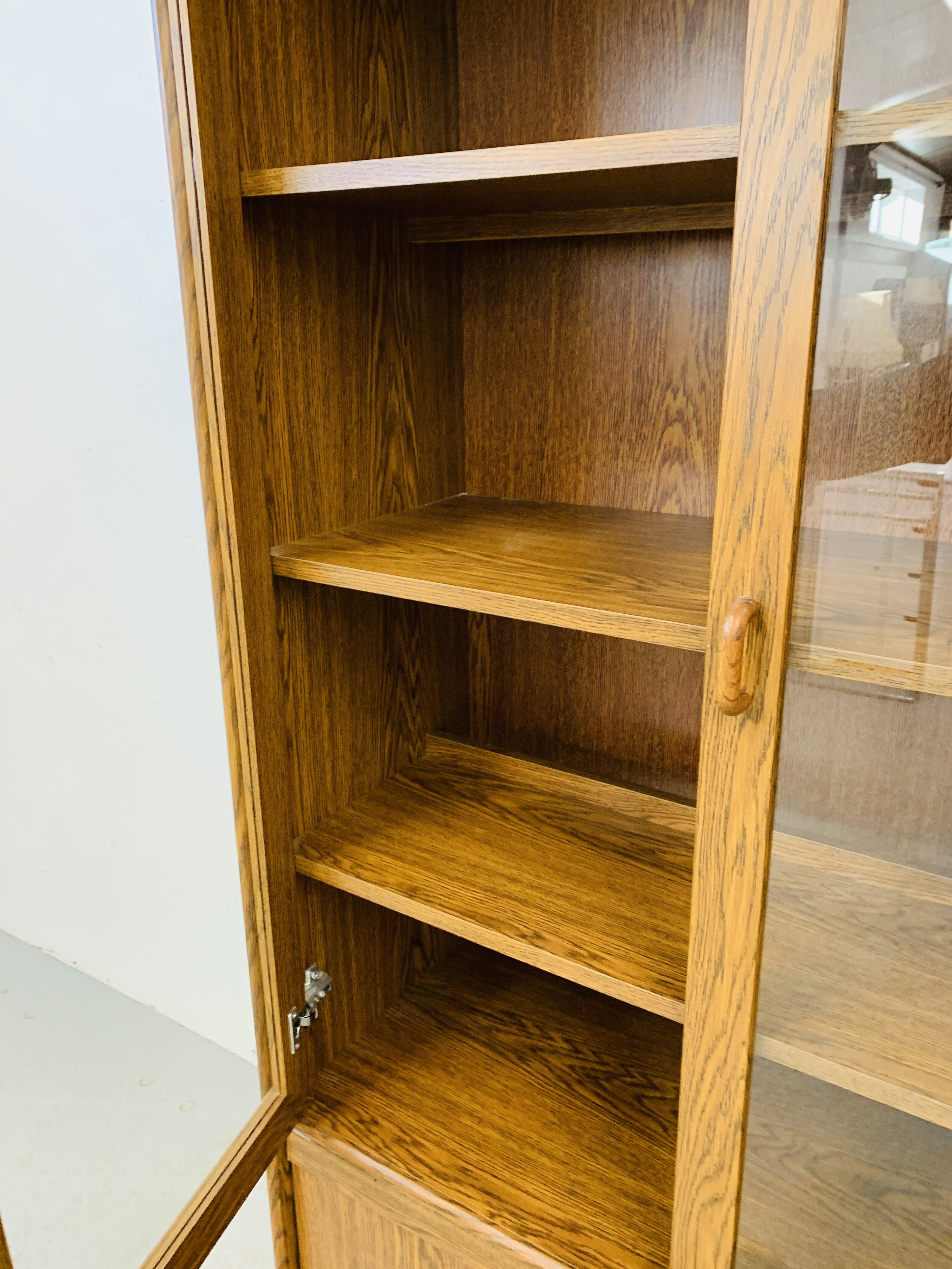 AN OAK EFFECT FINISH PART GLAZED DISPLAY CABINET - W 91CM. D 40CM. H 182CM. - Image 5 of 6