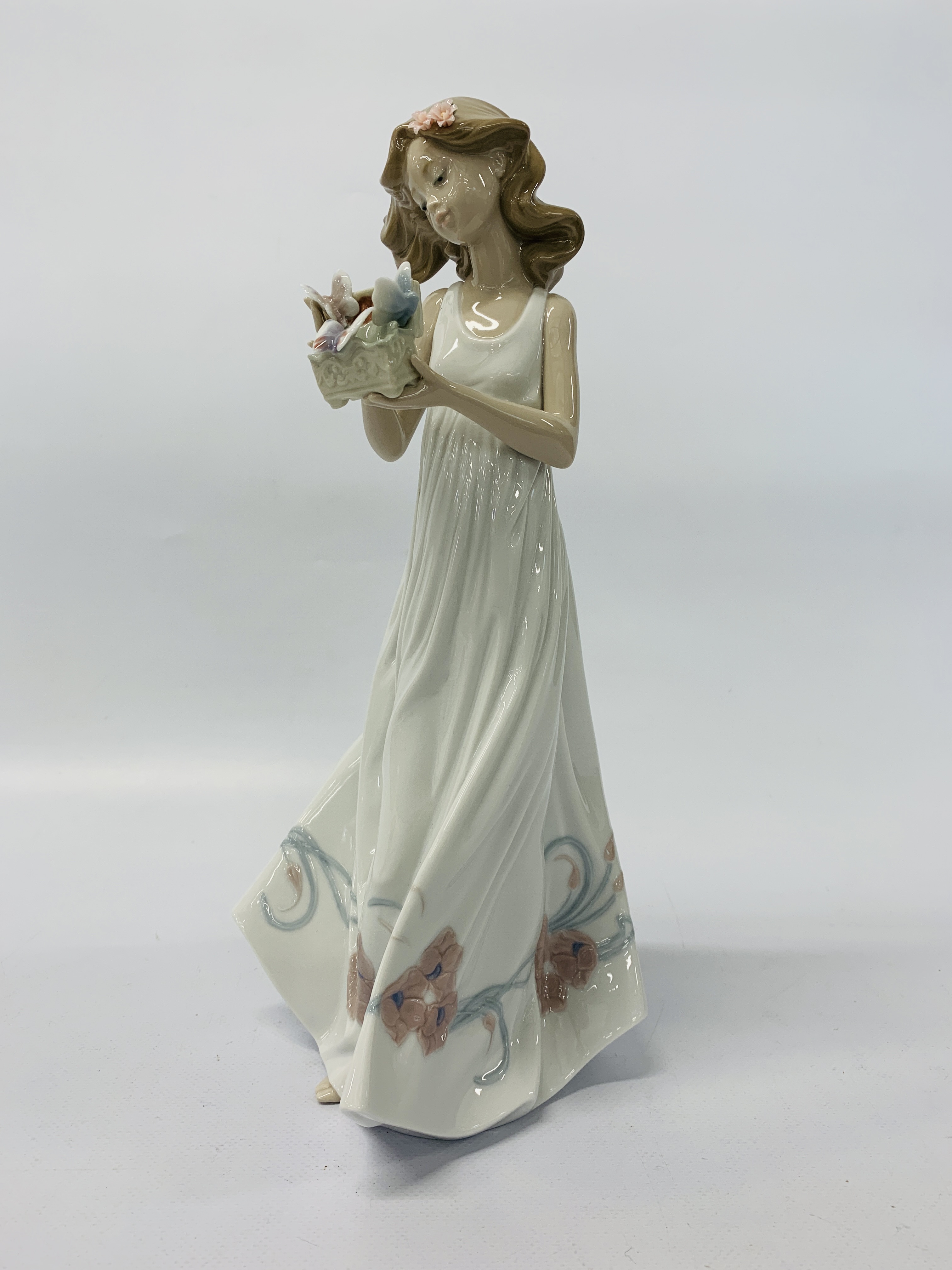 LLADRO FIGURINE 6777 "BUTTERFLY TREASURES" 32 CM.