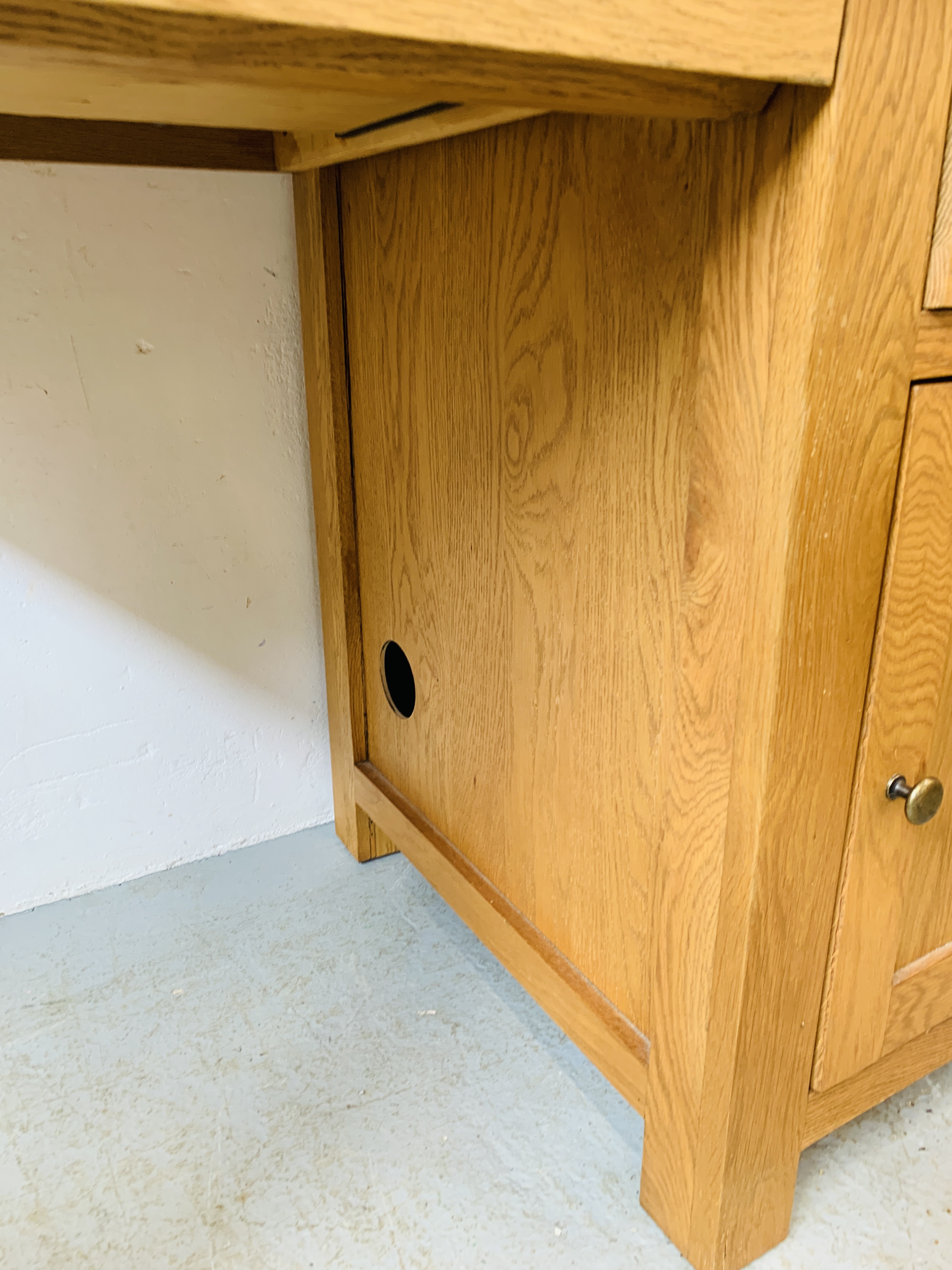 A MODERN LIGHT OAK SINGLE PEDESTAL COMPUTER DESK - W 110CM. D 65CM. H 80CM. - Image 6 of 9