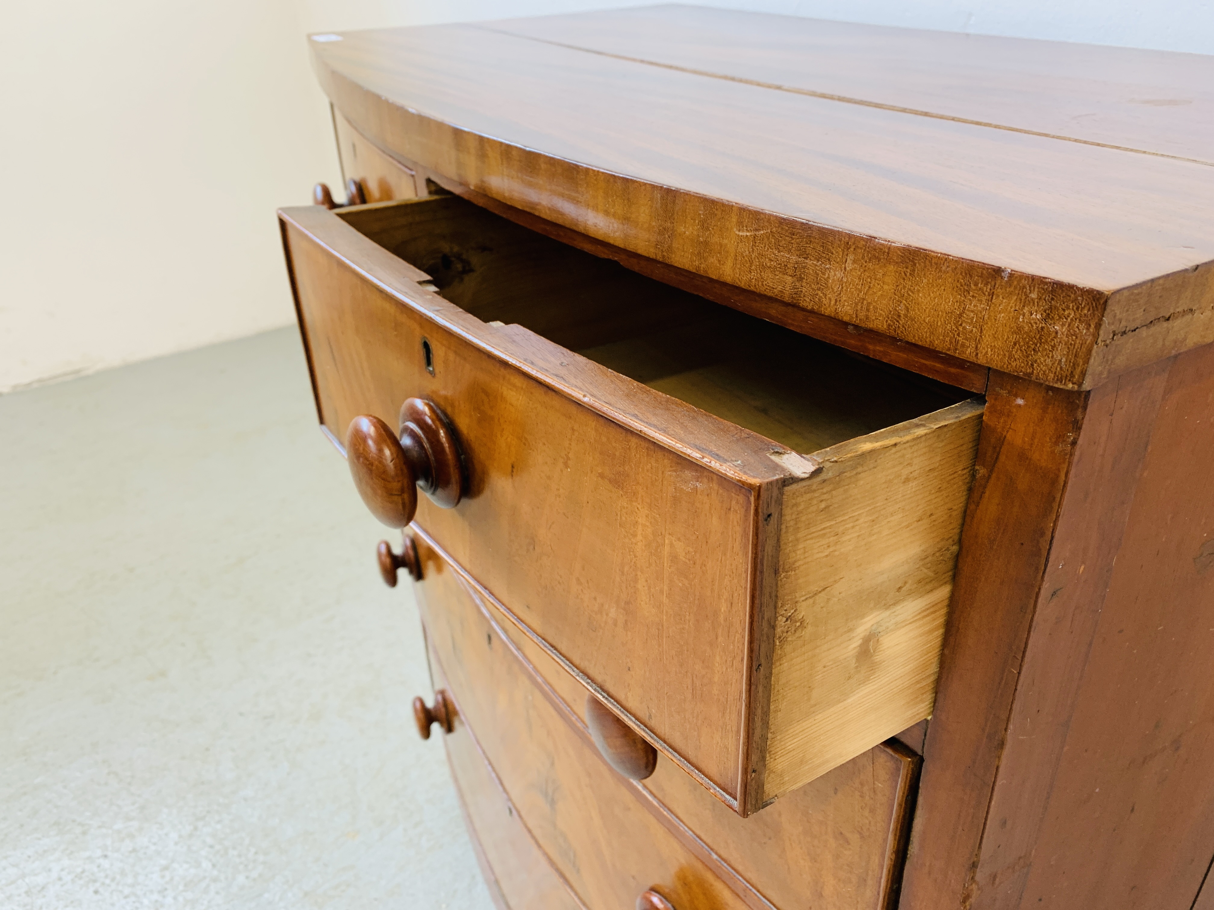 A MAHOGANY TWO OVER THREE BOW FRONTED CHEST OF DRAWERS - W 88CM. D 49CM. H 103CM. - Image 9 of 11