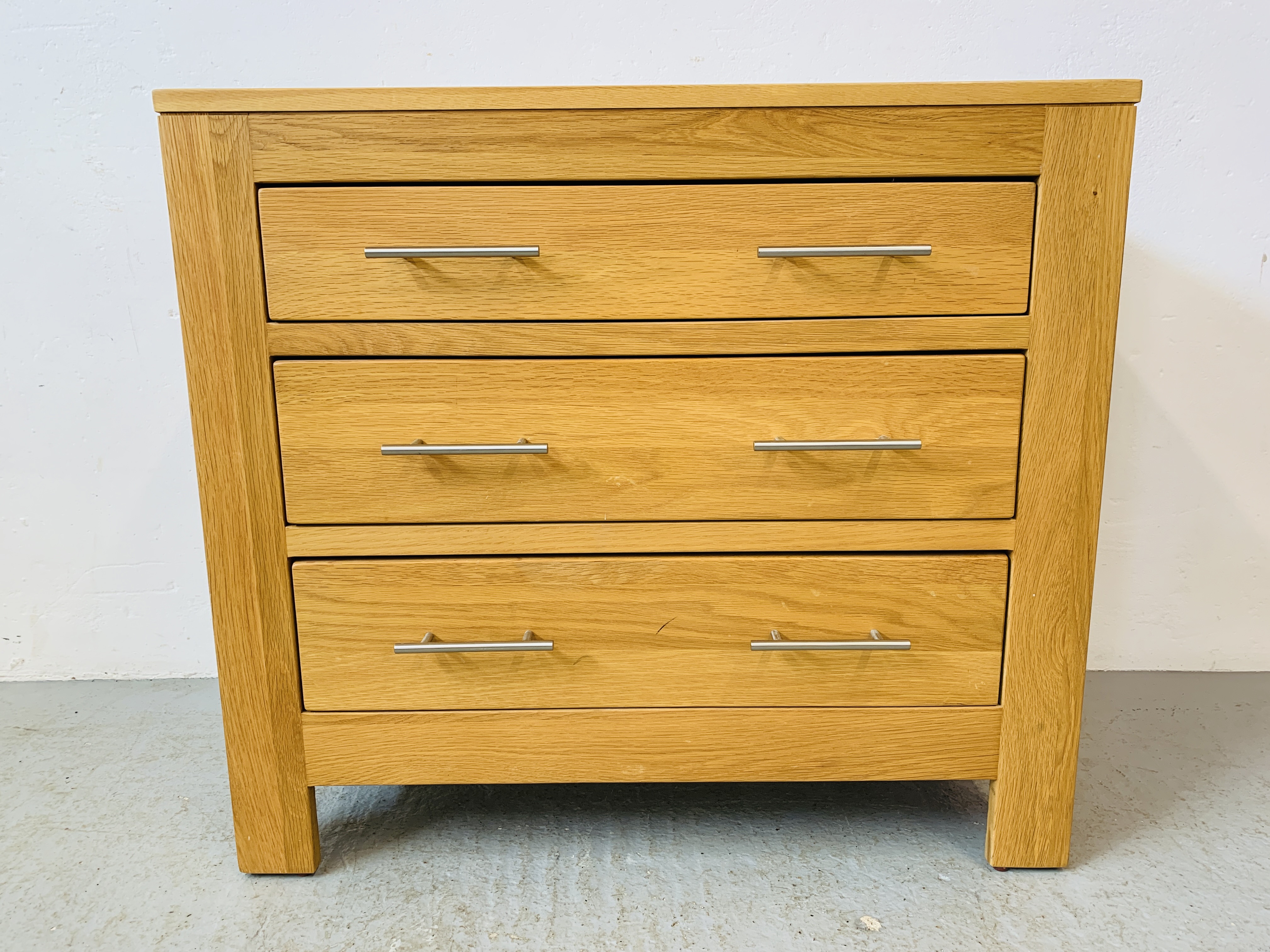 A MODERN LIGHT OAK THREE DRAWER CHEST - W 86CM. D 45CM. H 77CM. - Image 3 of 8