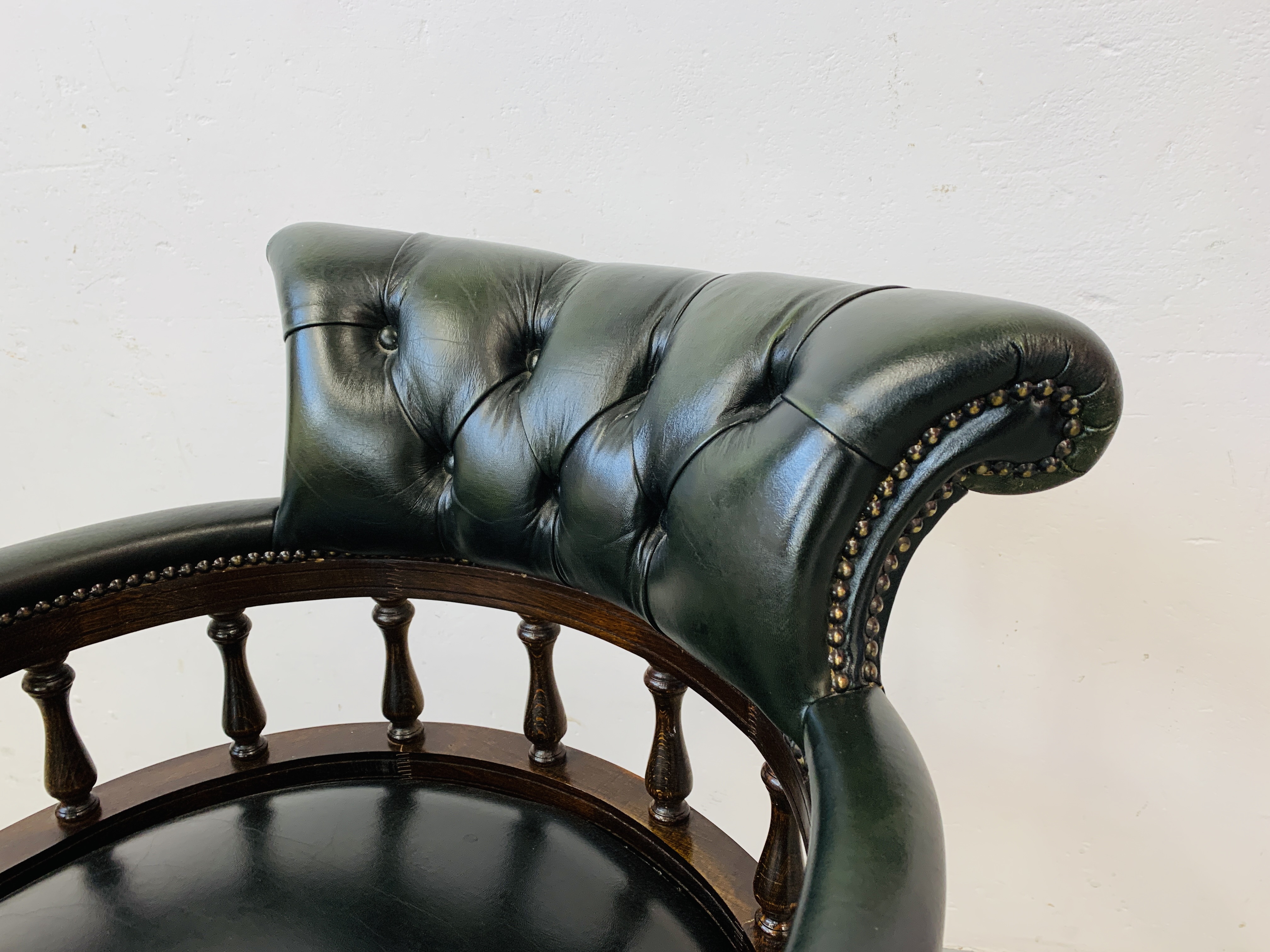 A BOTTLE GREEN BUTTON BACK LEATHER REVOLVING OFFICE CHAIR - Image 6 of 10