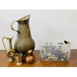 A BOX CONTAINING MISC BRASSWARES ALONG WITH A LARGE BRASSED JUG