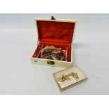JEWELLERY BOX & CONTENTS TO INCLUDE COSTUME JEWELLERY RINGS, BROOCHES,