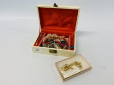 JEWELLERY BOX & CONTENTS TO INCLUDE COSTUME JEWELLERY RINGS, BROOCHES,