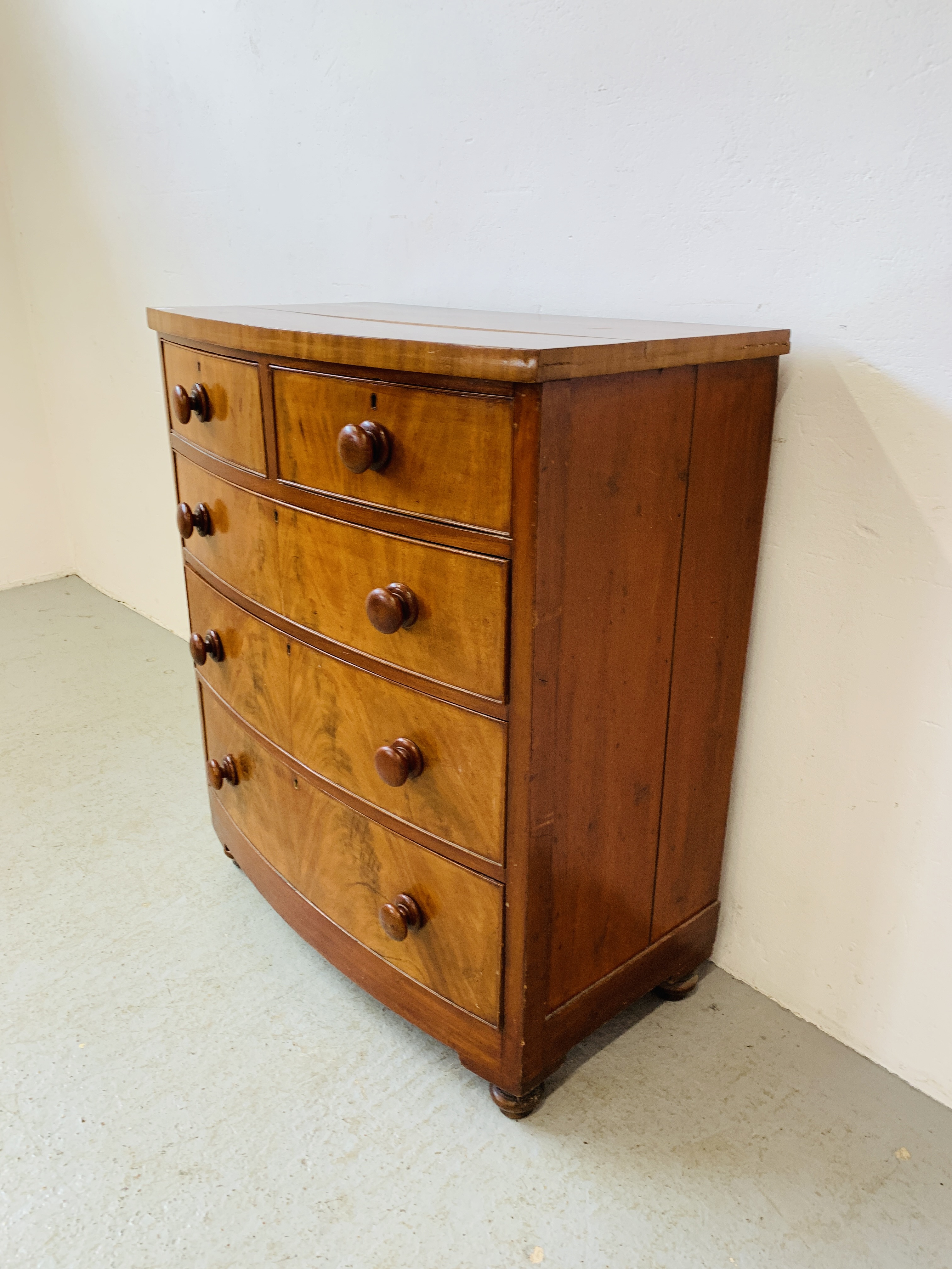 A MAHOGANY TWO OVER THREE BOW FRONTED CHEST OF DRAWERS - W 88CM. D 49CM. H 103CM. - Image 3 of 11