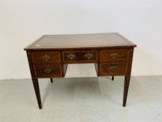 A GEORGIAN INLAID MAHOGANY FIVE DRAWER KNEE HOLE WRITING DESK WITH TOOLED LEATHER TO TOP W 107CM,