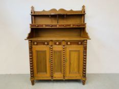 A DECORATIVE SATINWOOD DRESSER WITH MARQUETRY INLAID DETAIL W 137CM, D 53CM,