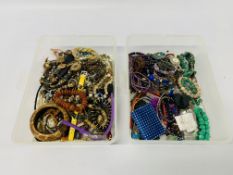 2 X TRAYS OF MODERN AND VINTAGE COSTUME JEWELLERY TO INCLUDE BEADS AND BANGLES ETC.