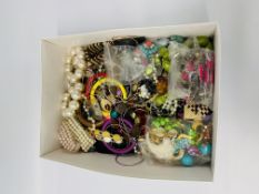 BOX OF MIXED COSTUME JEWELLERY TO INCLUDE BEADS,