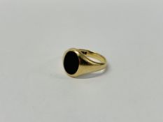 A GENTS 9CT GOLD SIGNET RING WITH BLACK ONYX PANEL (VN-ENGRAVED)