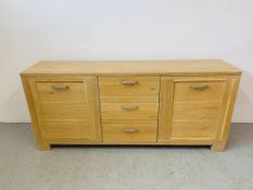 A MODERN QUALITY LIMED LIGHT OAK EFFECT FINISH TWO DOOR TWO DRAWER SIDEBOARD 191CM X 44CM X 85CM