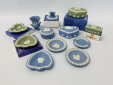 A GROUP OF WEDGEWOOD BLUE/GREEN TRINKETS