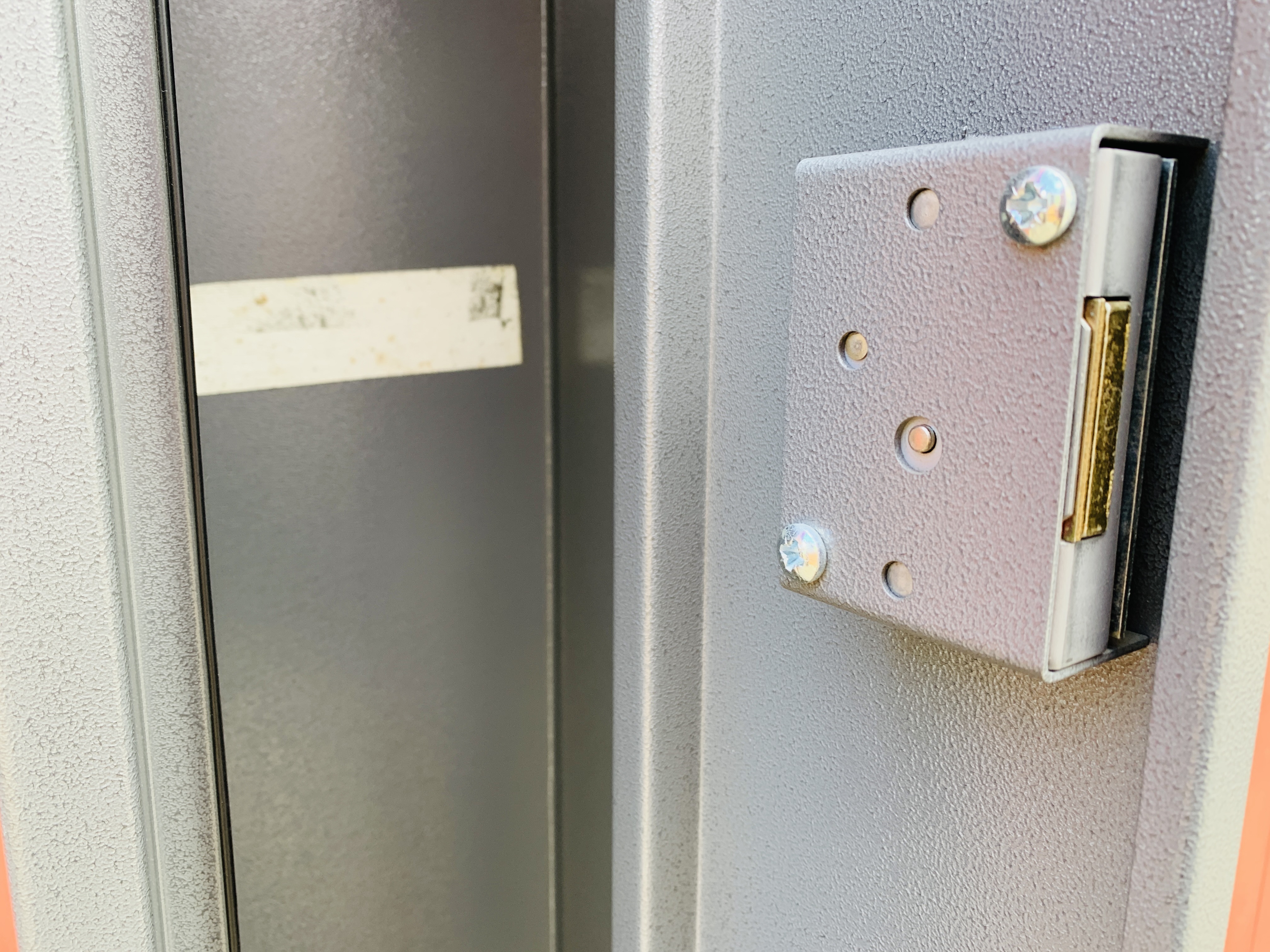 A STEEL GUN SECURITY CABINET (THREE GUN CAPACITY) KEYS WITH AUCTIONEER - Image 7 of 7