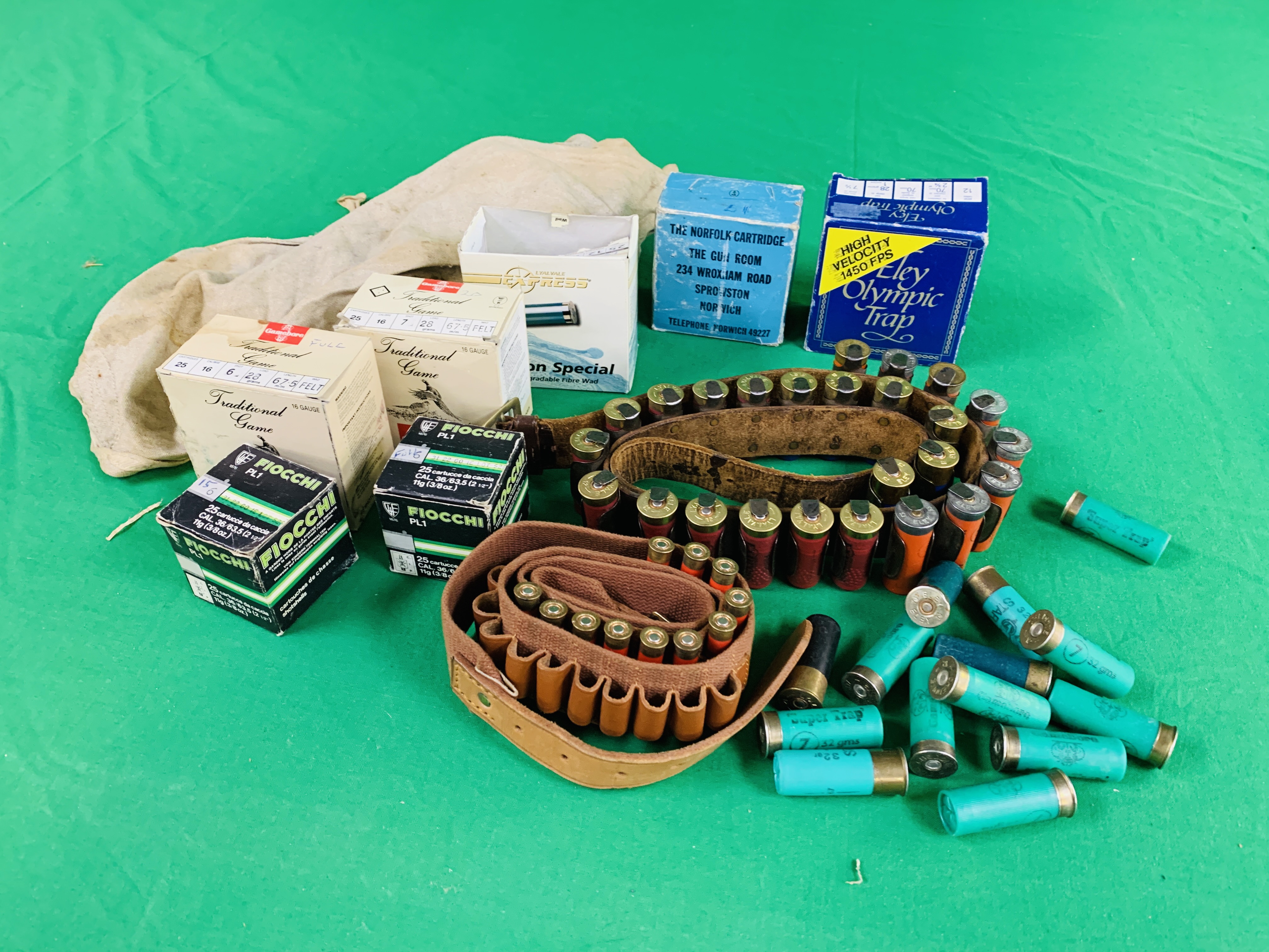 A COLLECTION OF SHOTGUN AMMUNITION TO INCLUDE 12G, .22 BIRD SHOT, .