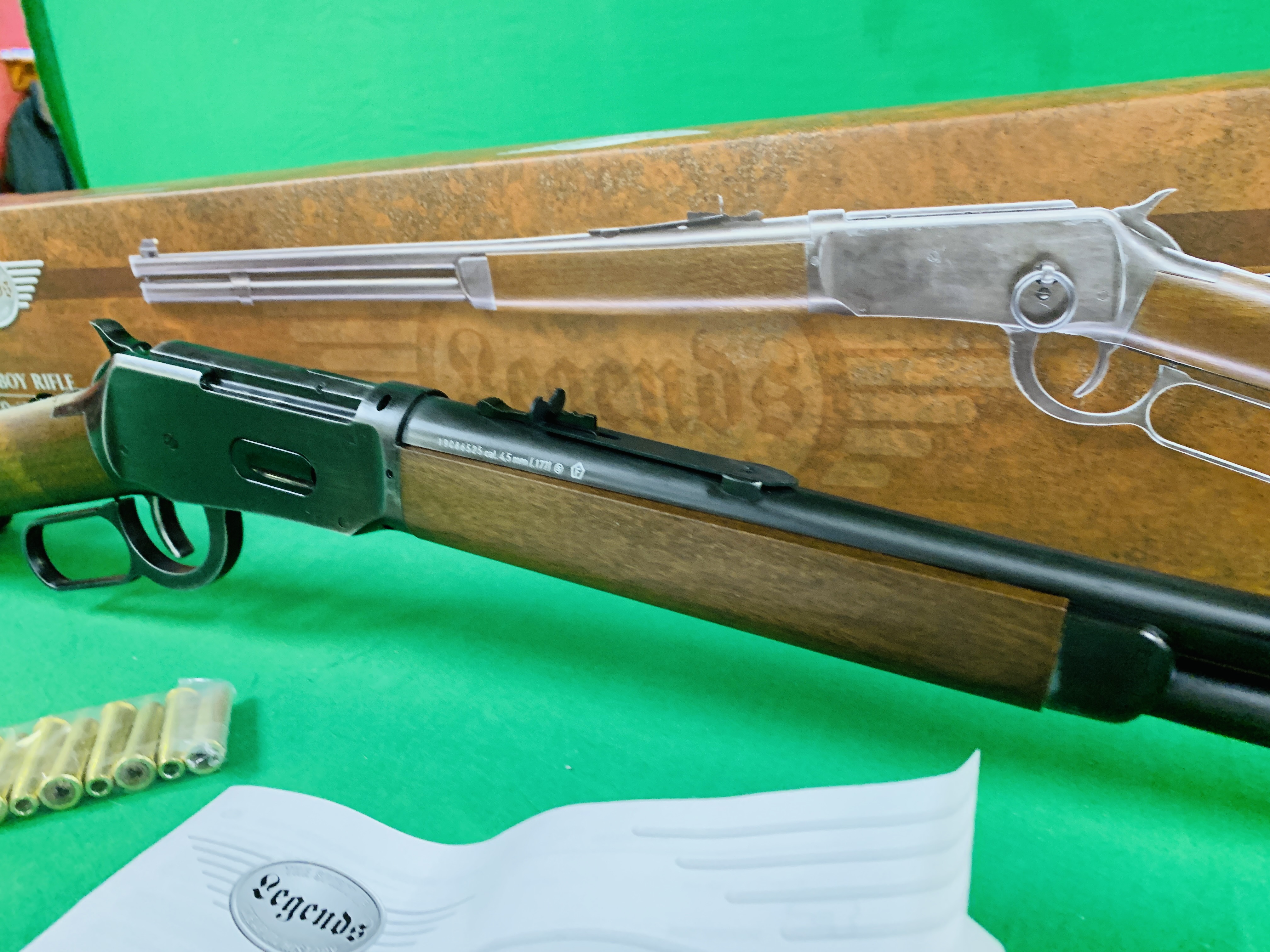 A UMAREX LEGENDS COWBOY RIFLE CO² AIR GUN 10 ROUND CAPACITY LEVER ACTION BOXED AS NEW - (ALL GUNS - Image 5 of 9