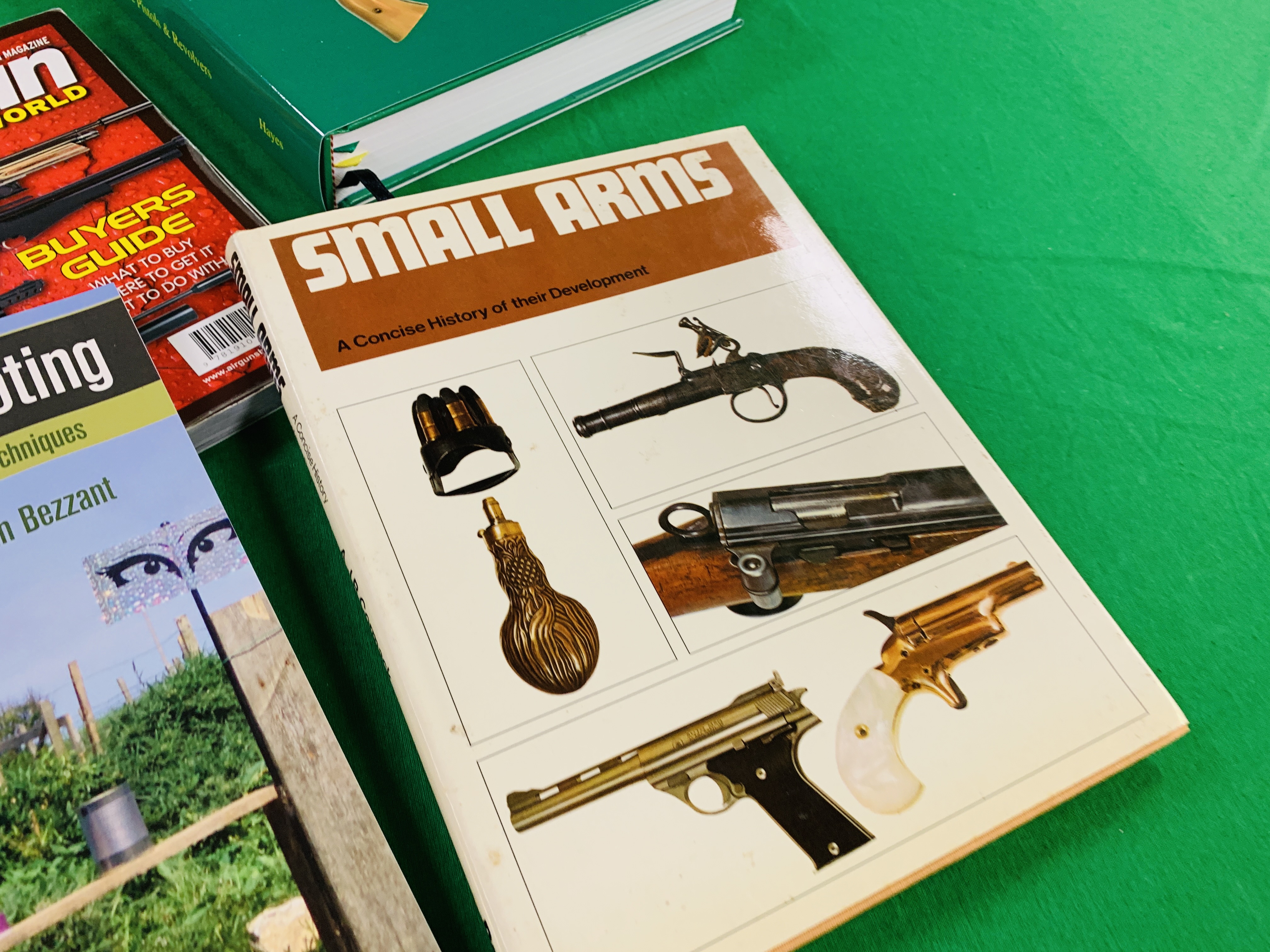 A COLLECTION OF 6 BOOKS RELATING TO GUNS TO INCLUDE THE HAYES HAND GUN OMNIBUS SMALL ARMS IN - Image 3 of 7