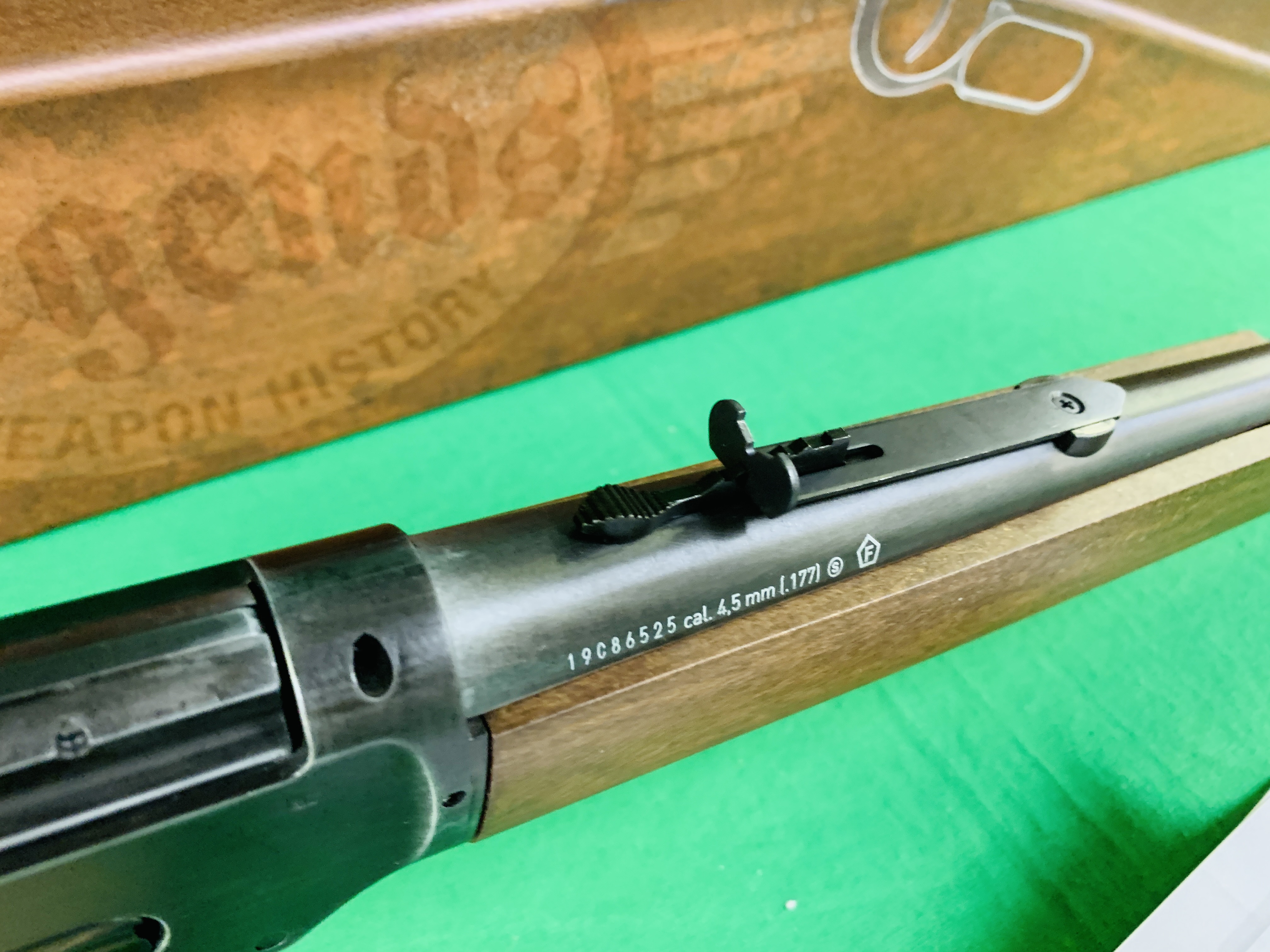 A UMAREX LEGENDS COWBOY RIFLE CO² AIR GUN 10 ROUND CAPACITY LEVER ACTION BOXED AS NEW - (ALL GUNS - Image 3 of 9