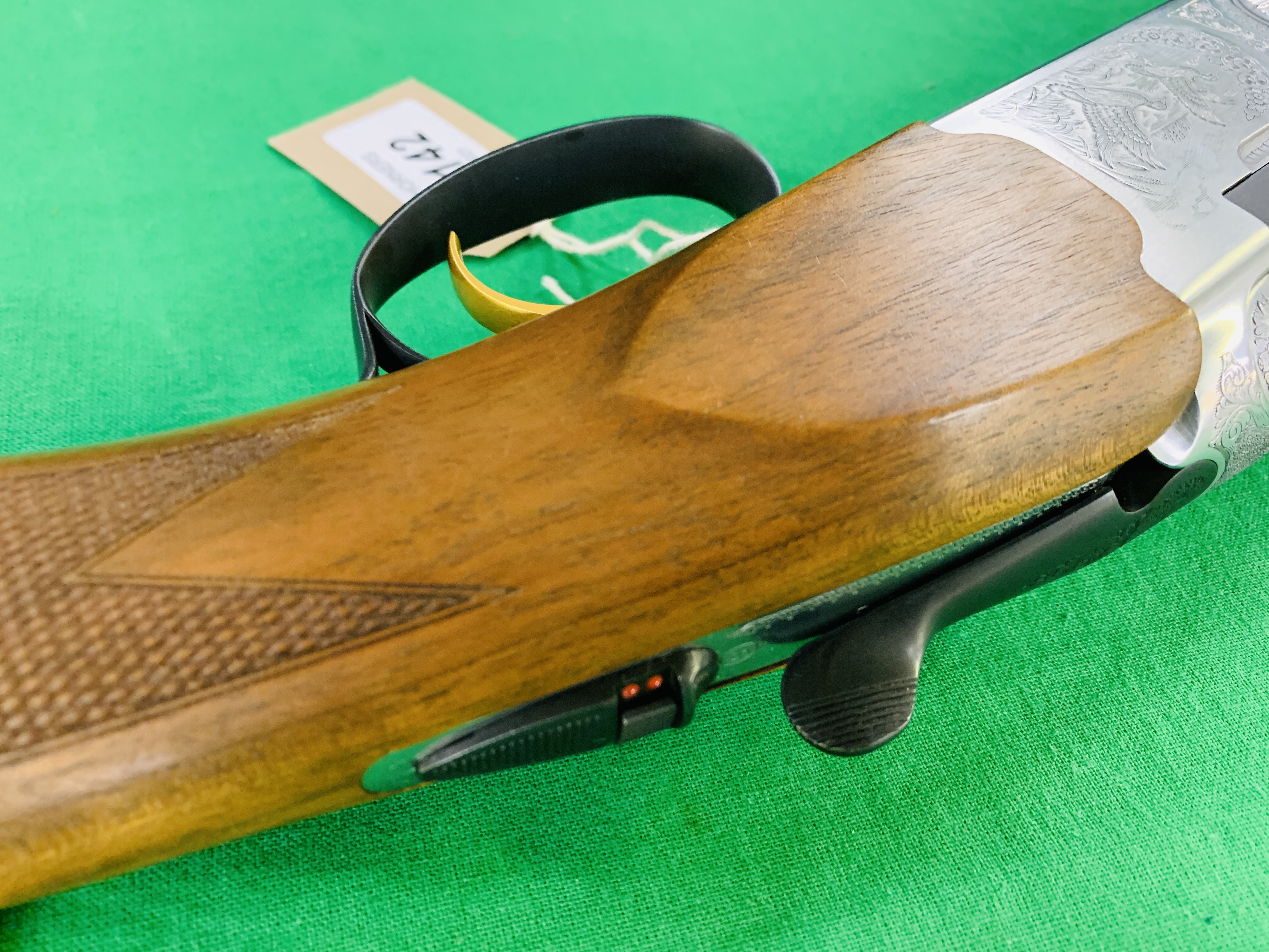 BERETTA 12G OVER AND UNDER SHOTGUN MODEL 687 S/N N68555B WITH FIVE CHOKES, CARTRIDGE BAG, - Image 10 of 17