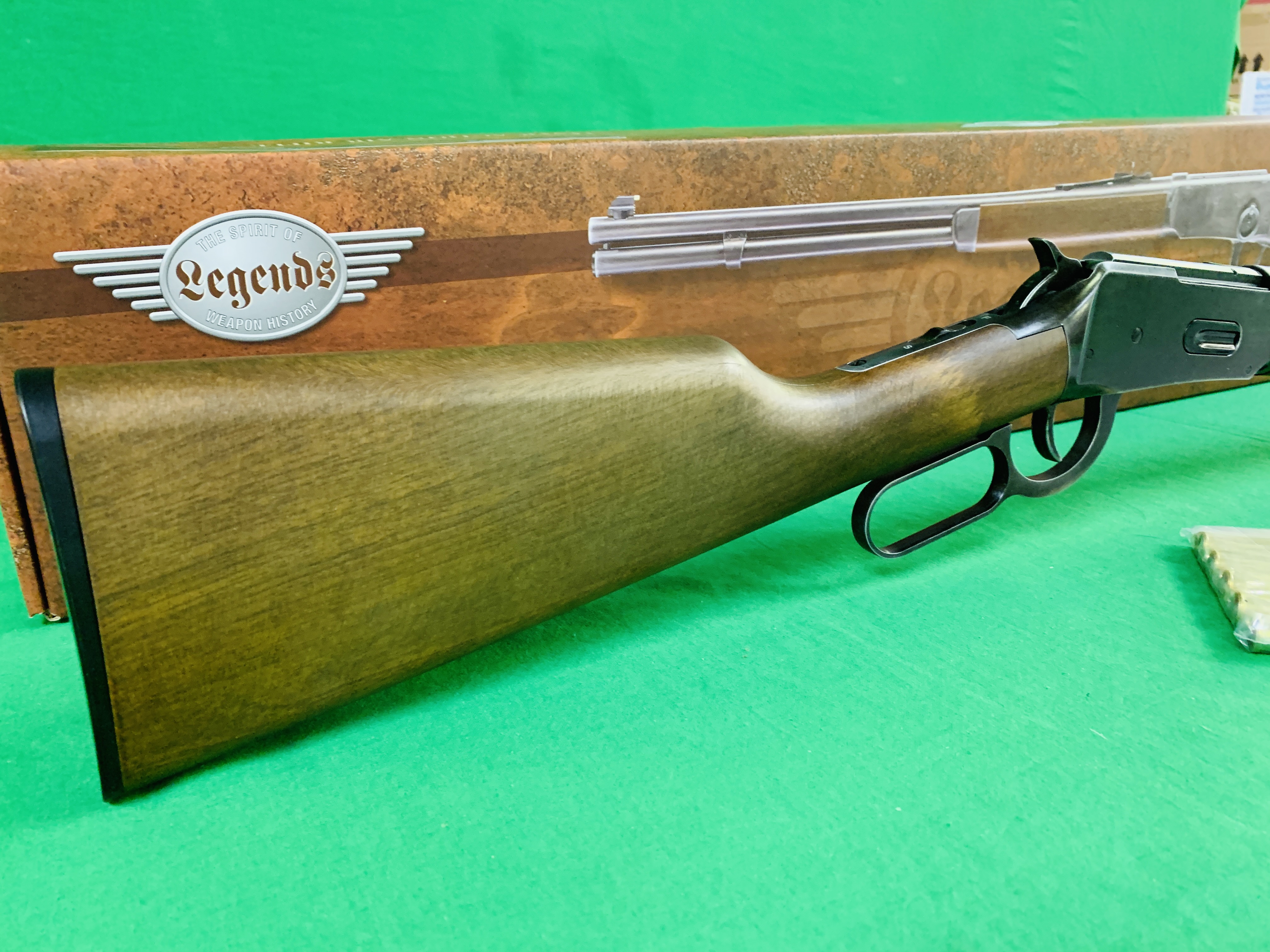 A UMAREX LEGENDS COWBOY RIFLE CO² AIR GUN 10 ROUND CAPACITY LEVER ACTION BOXED AS NEW - (ALL GUNS - Image 6 of 9