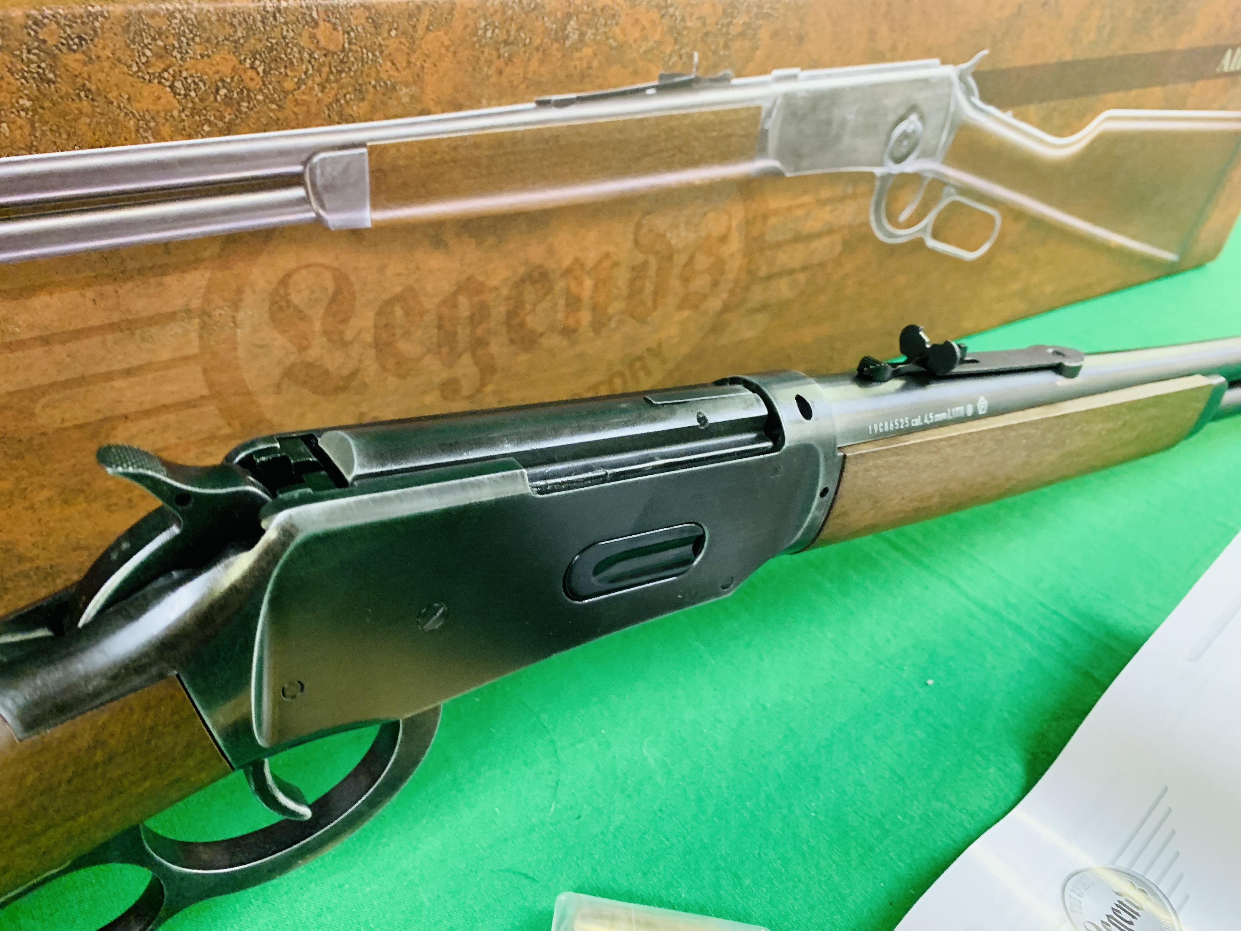 A UMAREX LEGENDS COWBOY RIFLE CO² AIR GUN 10 ROUND CAPACITY LEVER ACTION BOXED AS NEW - (ALL GUNS - Image 2 of 9