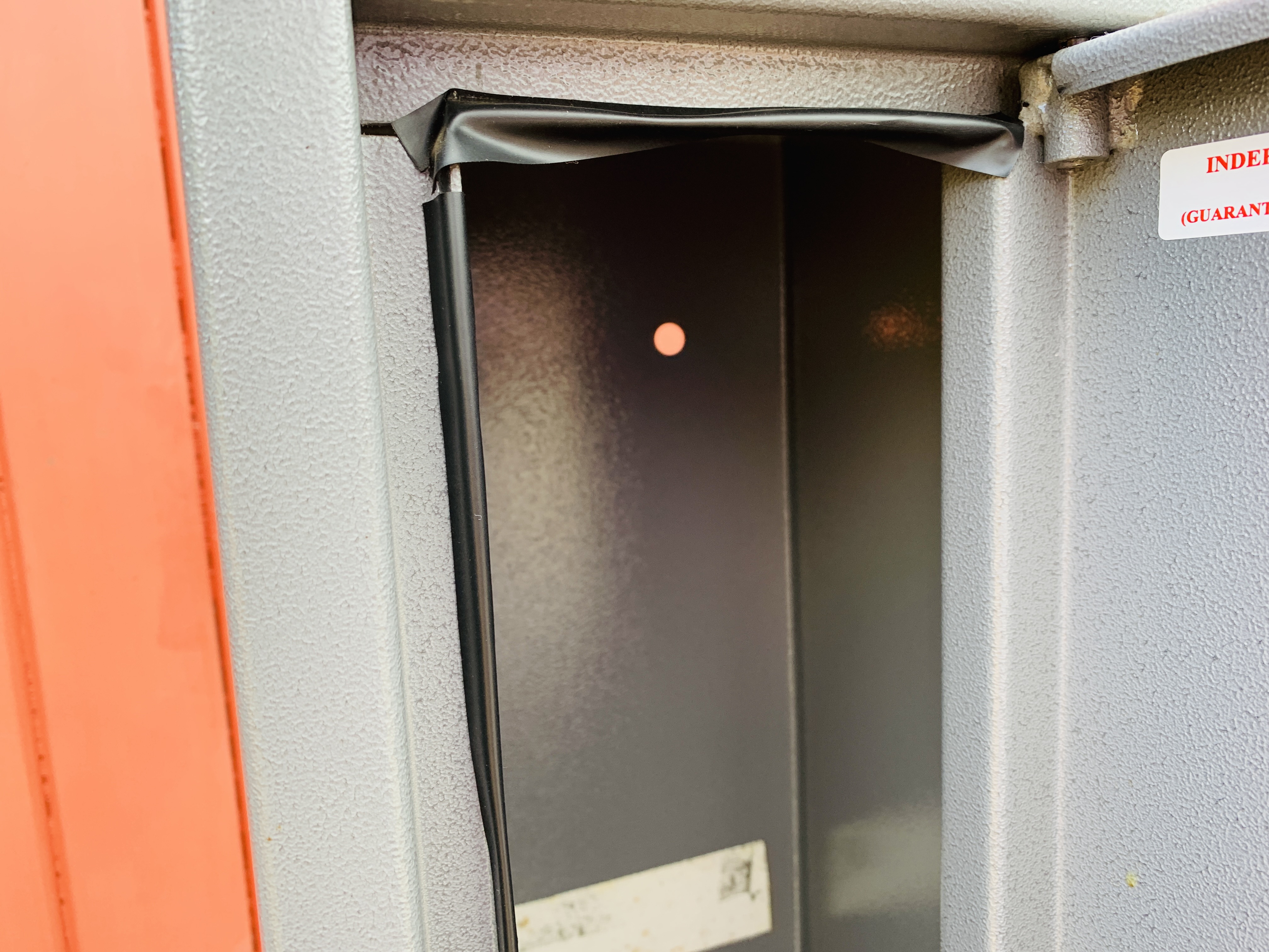 A STEEL GUN SECURITY CABINET (THREE GUN CAPACITY) KEYS WITH AUCTIONEER - Image 6 of 7