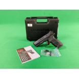 A HECKLER & KOCH P30 CO² 8 SHOT AIR PISTOL IN HARD TRANSIT CASE AND ACCESSORIES AS NEW - (ALL GUNS