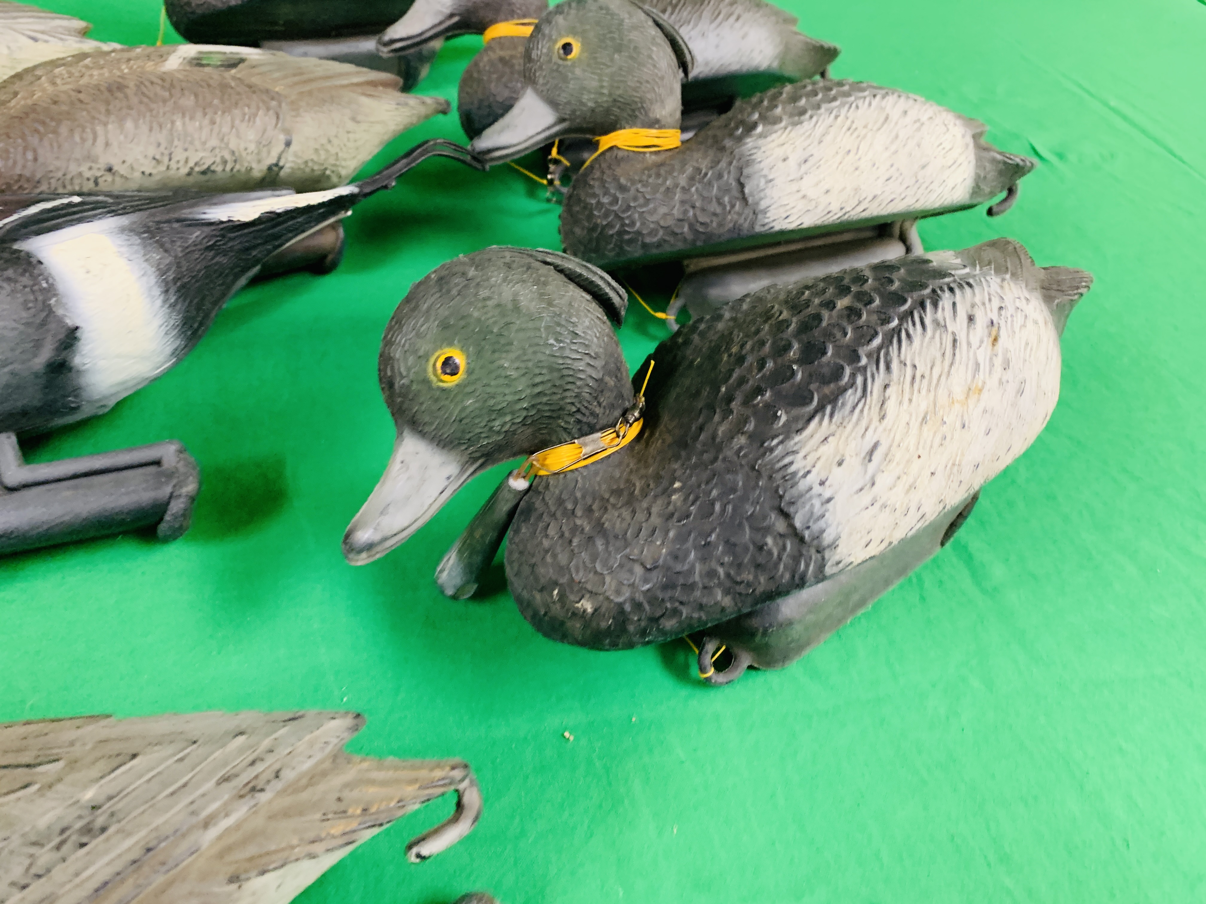 16 X DECOY DUCKS (7 WIDGEON, 1 PINTAIL, - Image 10 of 13