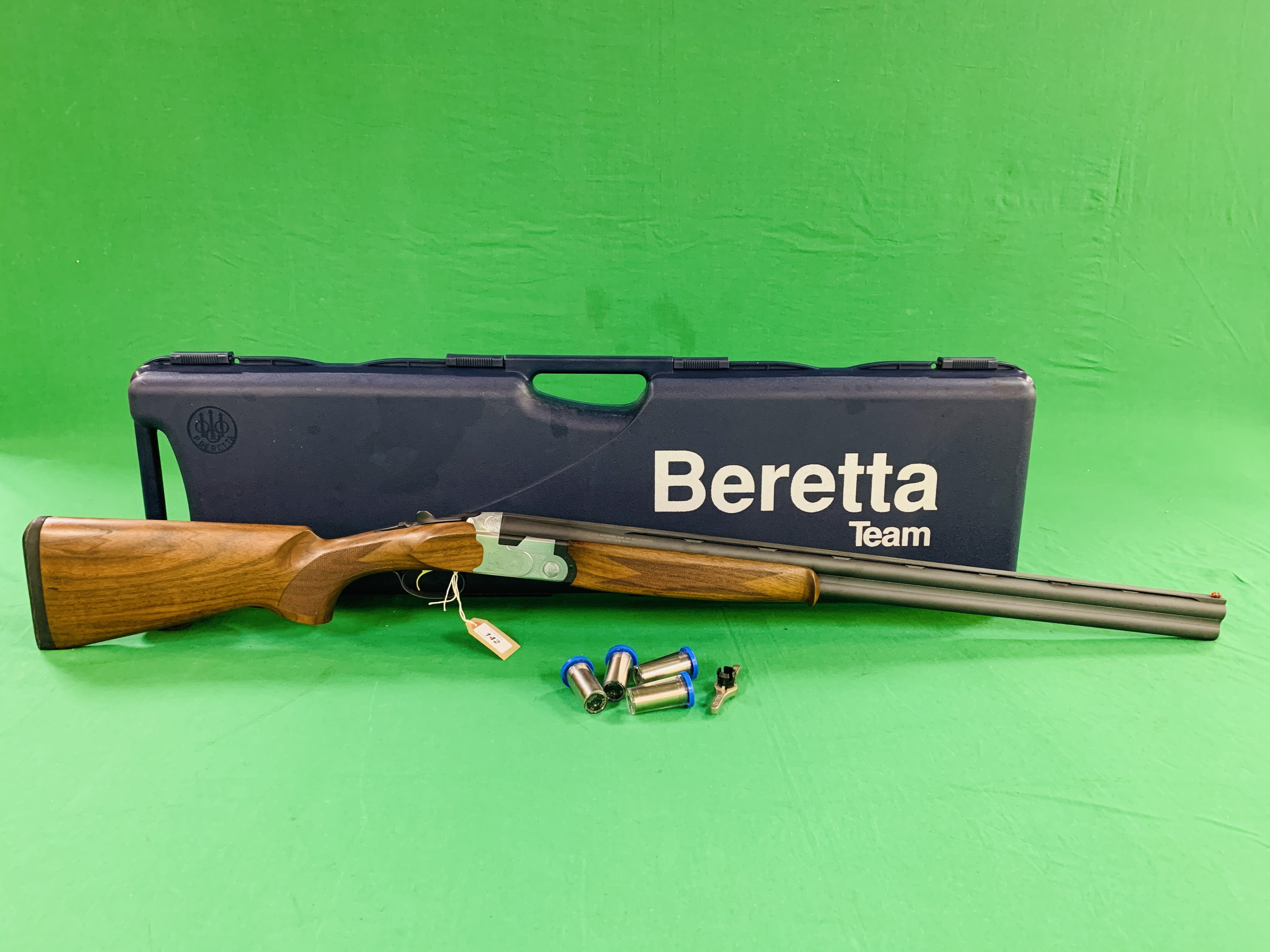 BERETTA 12G OVER AND UNDER SHOTGUN MODEL 687 S/N N68555B WITH FIVE CHOKES, CARTRIDGE BAG,