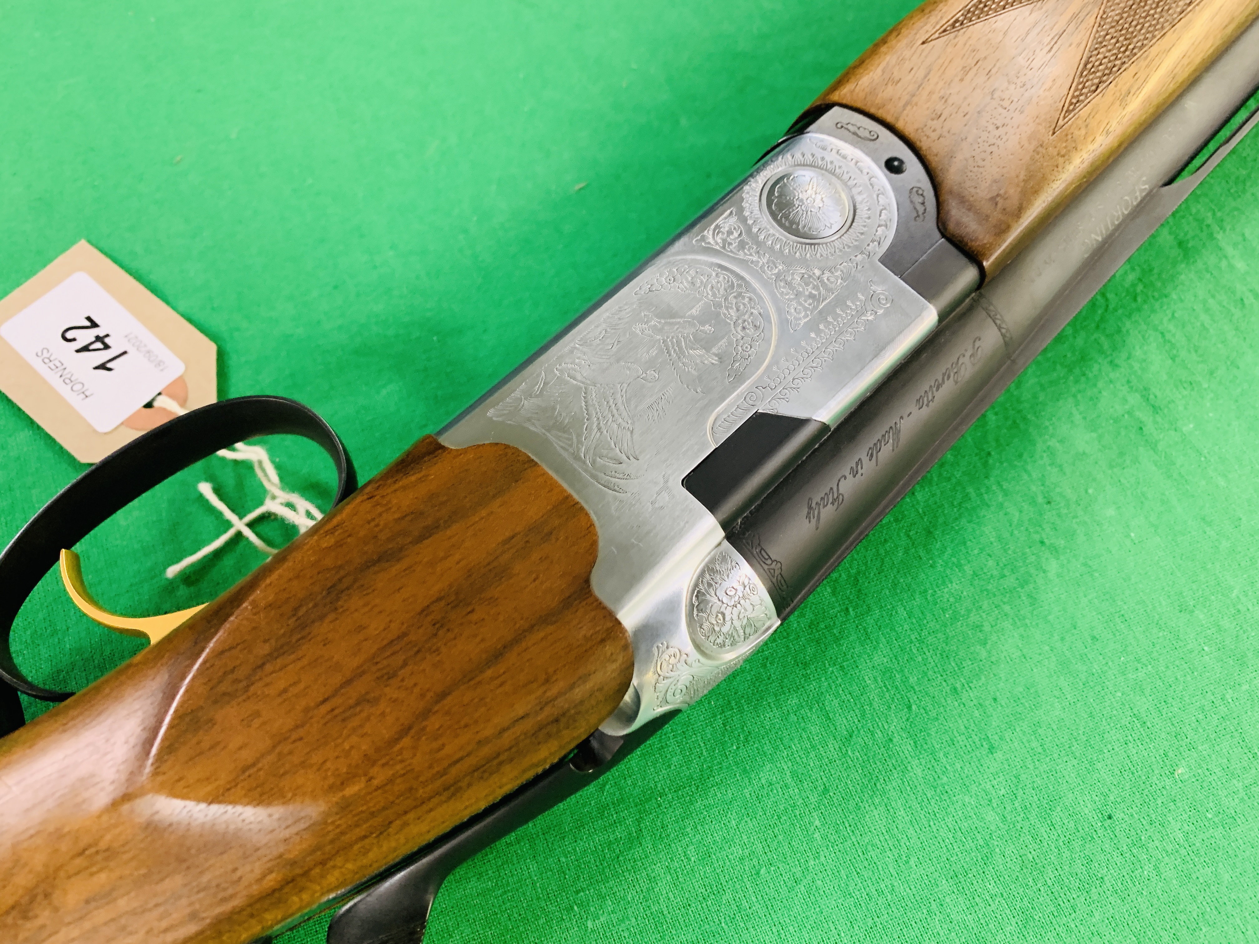 BERETTA 12G OVER AND UNDER SHOTGUN MODEL 687 S/N N68555B WITH FIVE CHOKES, CARTRIDGE BAG, - Image 9 of 17