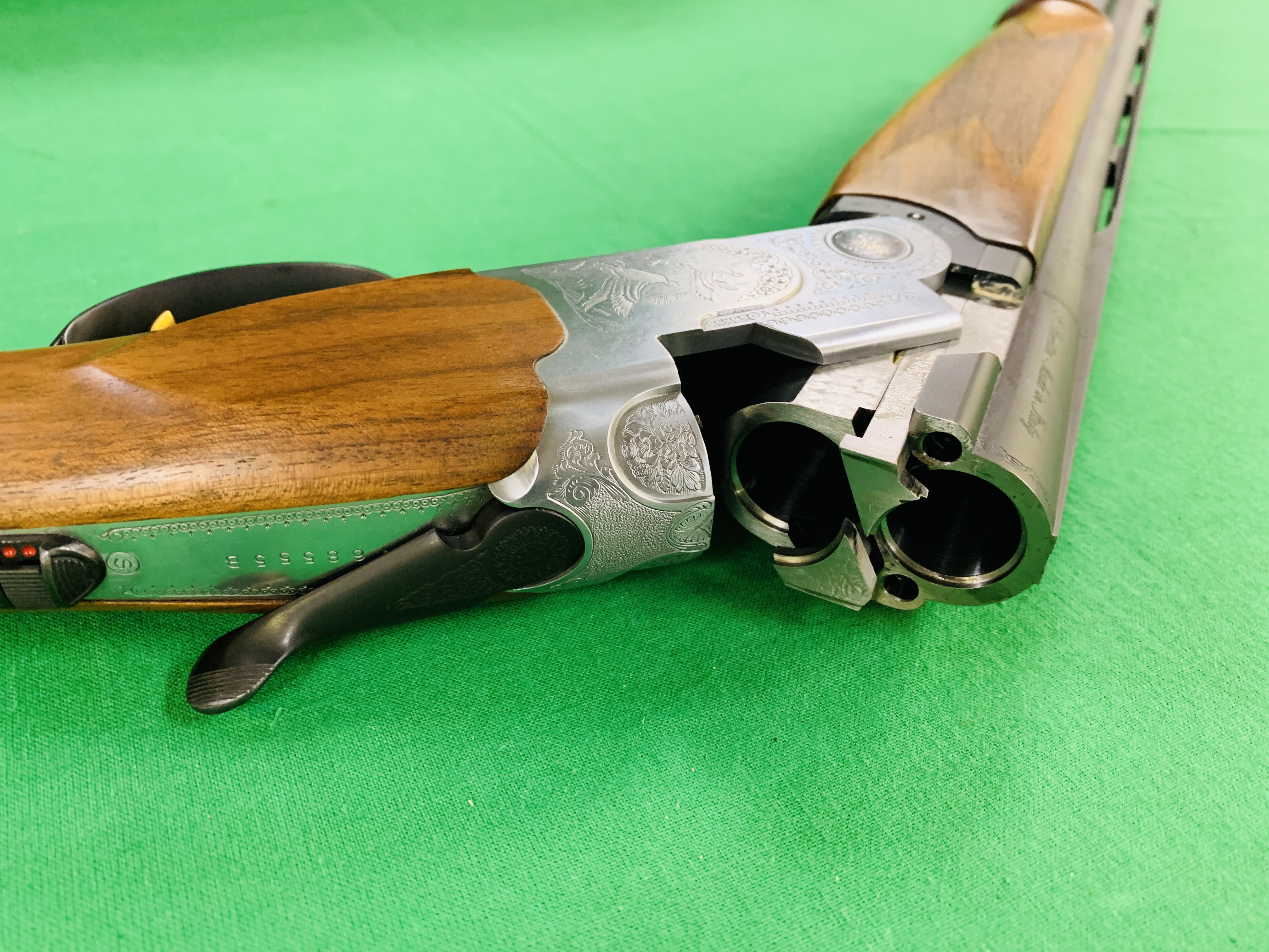 BERETTA 12G OVER AND UNDER SHOTGUN MODEL 687 S/N N68555B WITH FIVE CHOKES, CARTRIDGE BAG, - Image 13 of 17