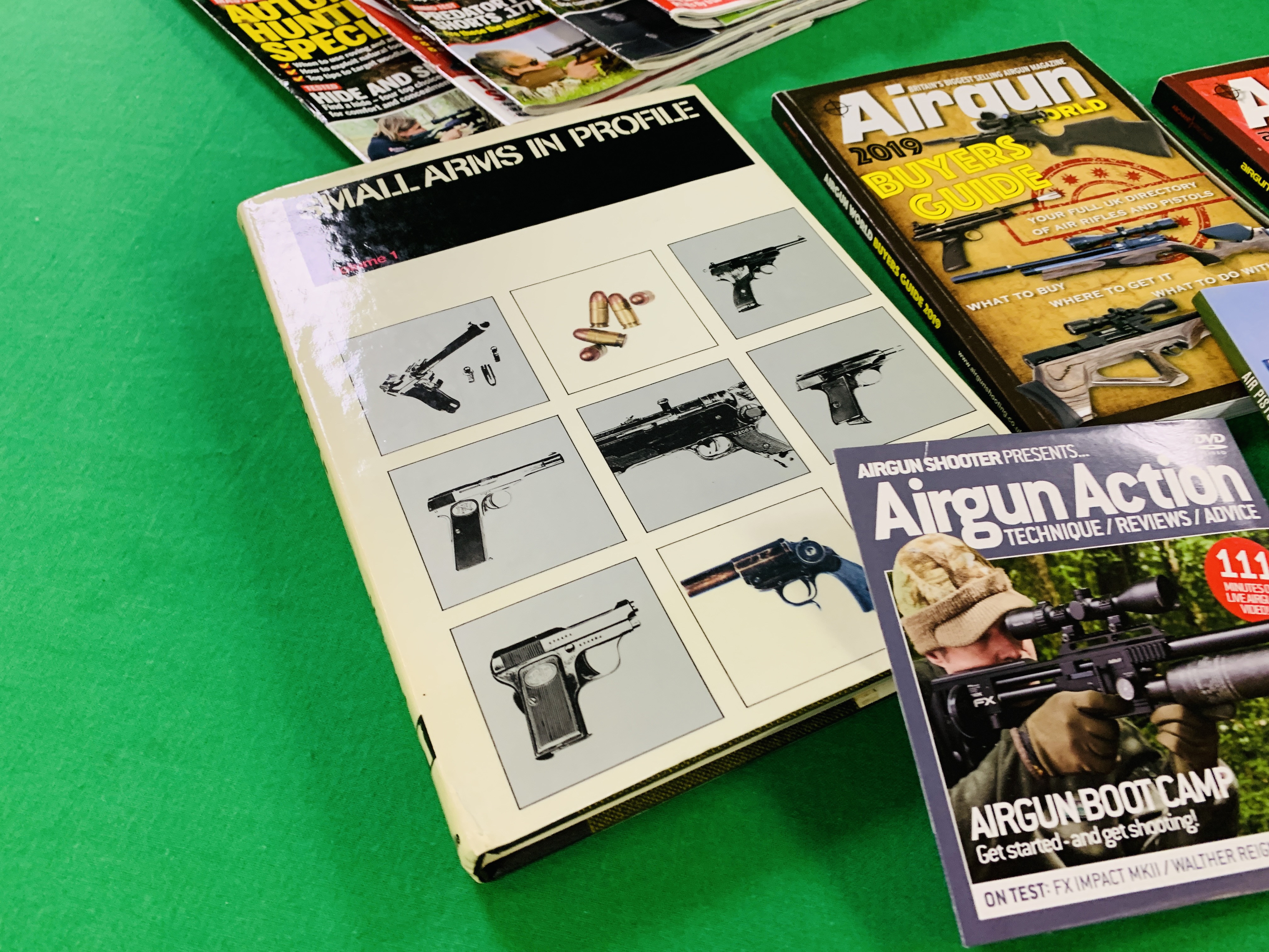 A COLLECTION OF 6 BOOKS RELATING TO GUNS TO INCLUDE THE HAYES HAND GUN OMNIBUS SMALL ARMS IN - Image 5 of 7