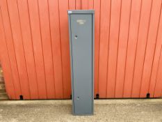 A COUNTRYMAN STEEL GUN SECURITY CABINET