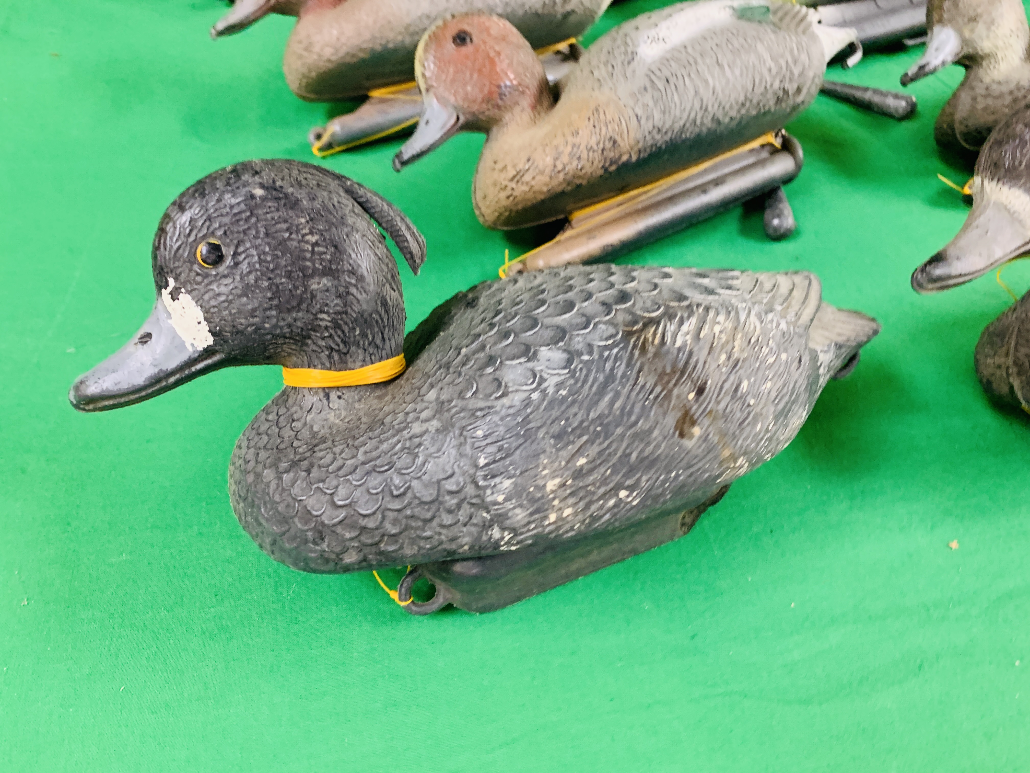 16 X DECOY DUCKS (7 WIDGEON, 1 PINTAIL, - Image 2 of 13